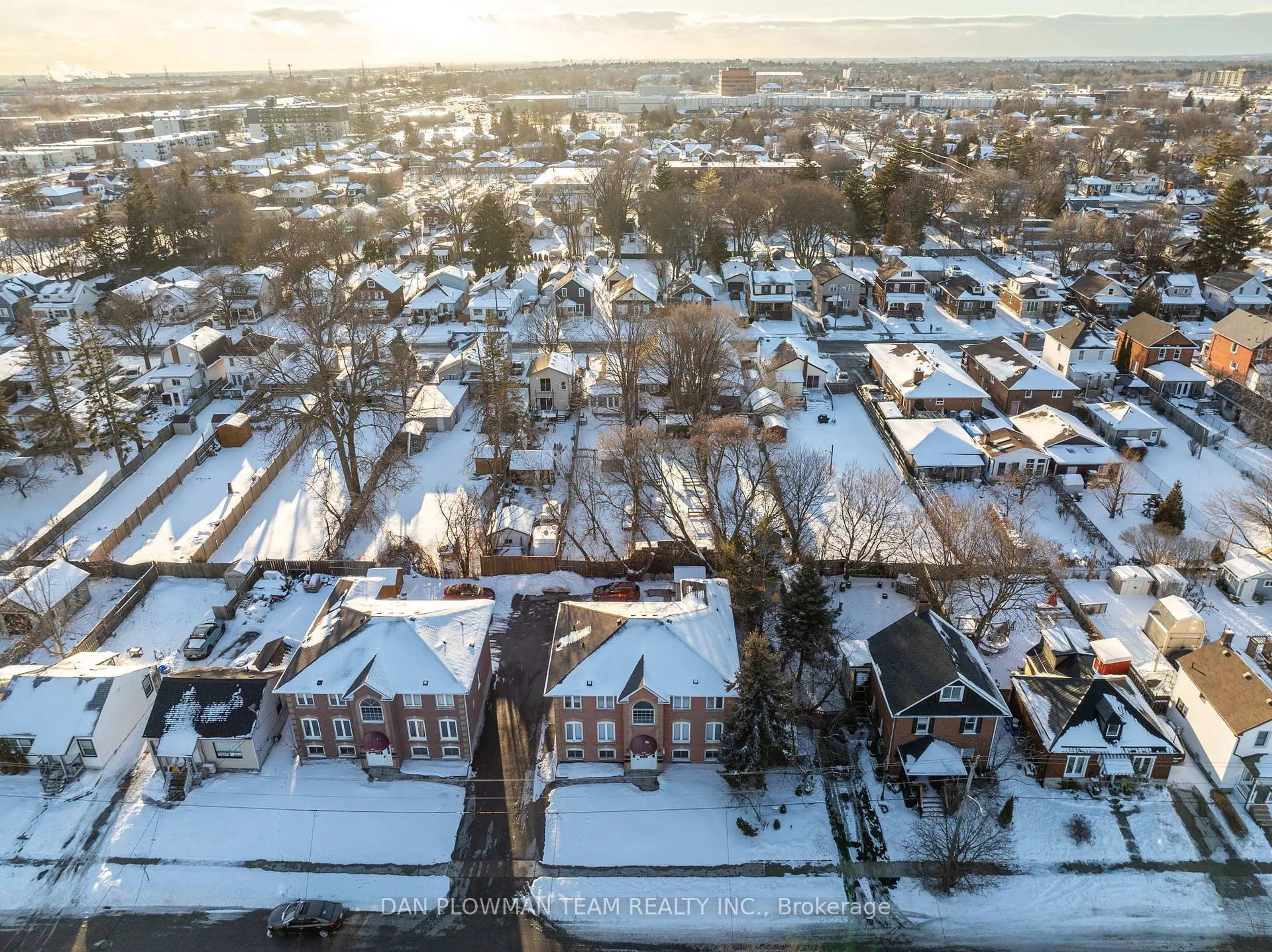 A pic from outside/outdoor area/front of a property/back of a property/a pic from drone, street for 176 Nassau St, Oshawa Ontario L1J 4A5