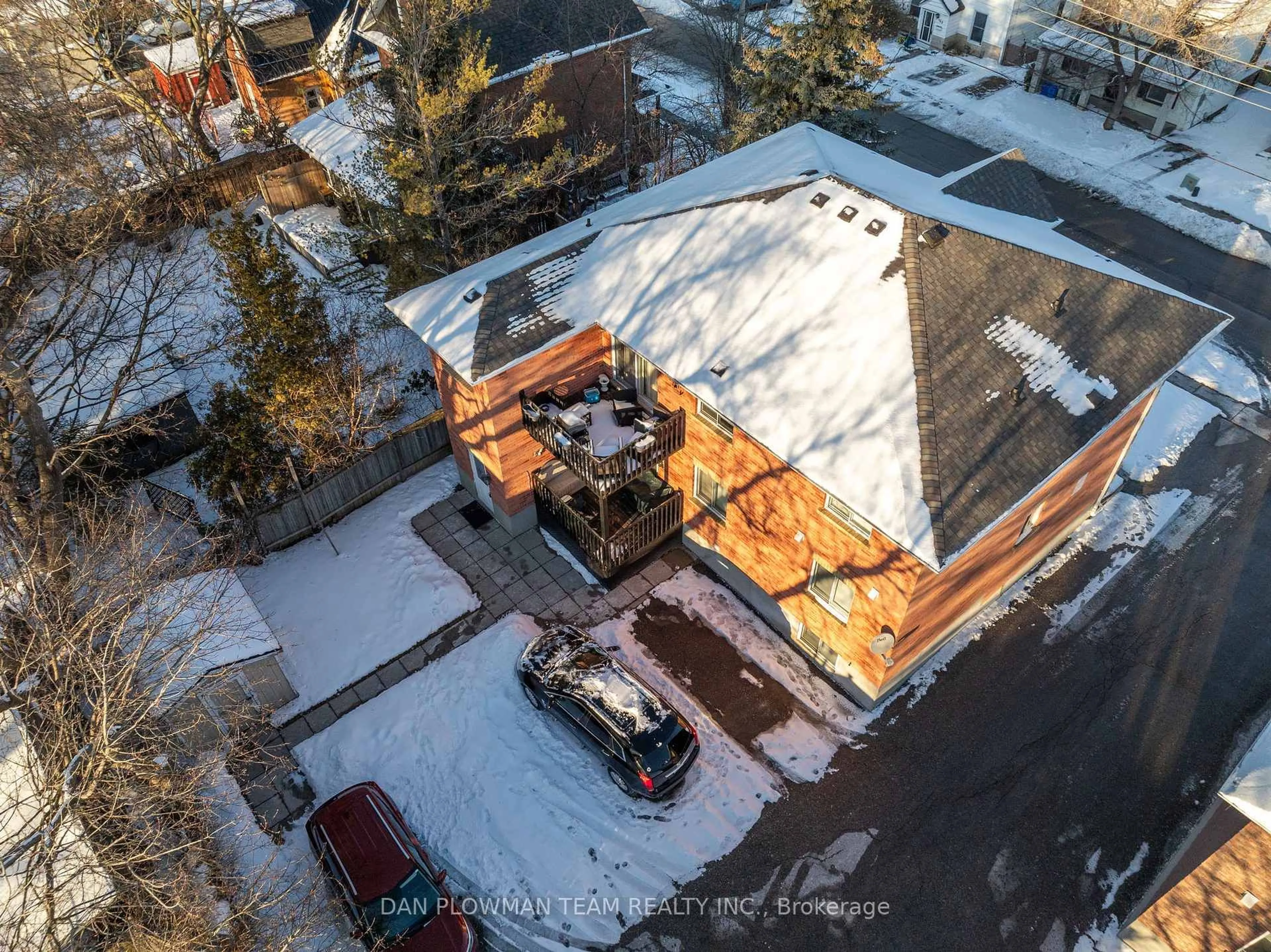 A pic from outside/outdoor area/front of a property/back of a property/a pic from drone, street for 176 Nassau St, Oshawa Ontario L1J 4A5