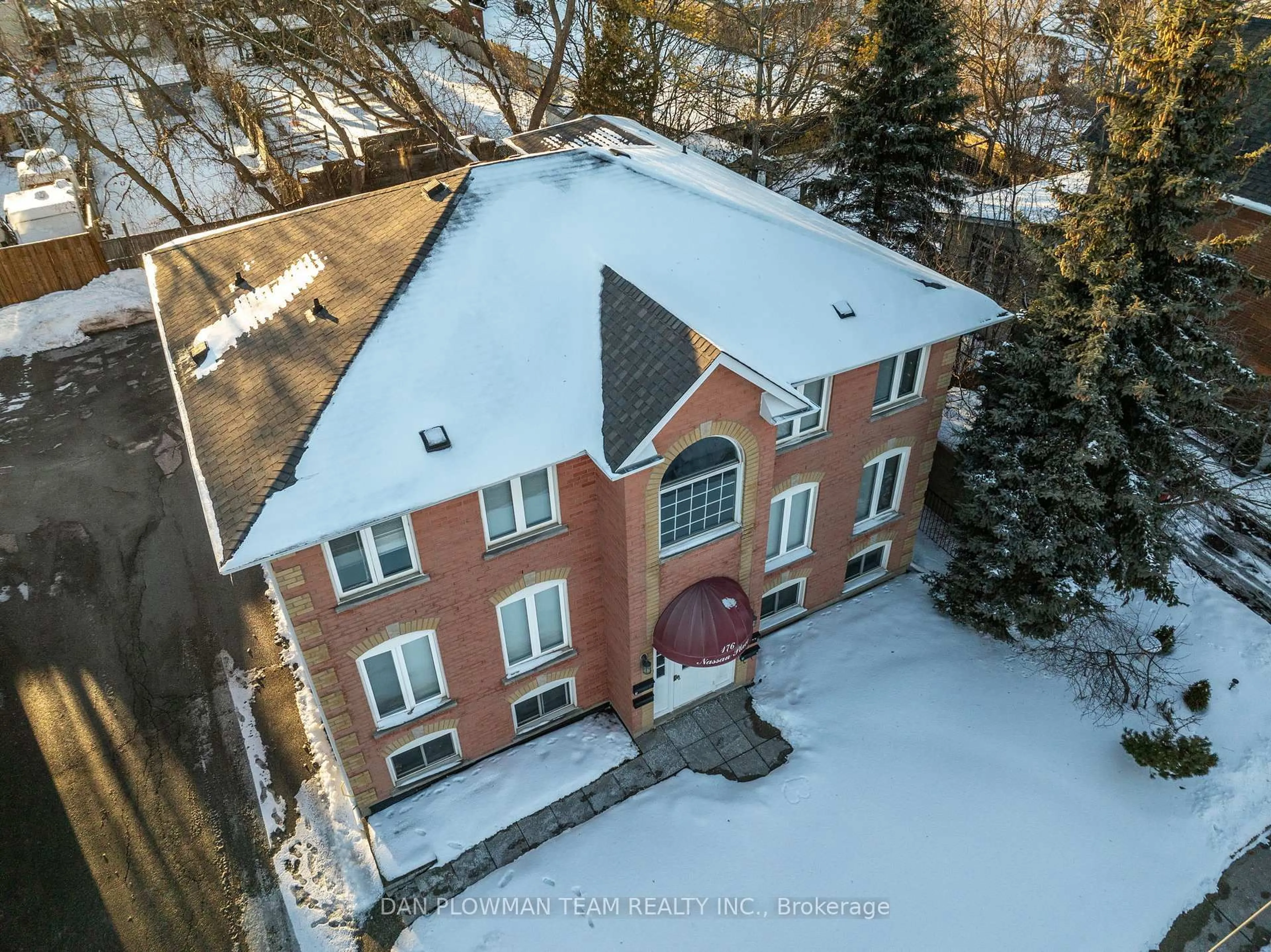 A pic from outside/outdoor area/front of a property/back of a property/a pic from drone, building for 176 Nassau St, Oshawa Ontario L1J 4A5