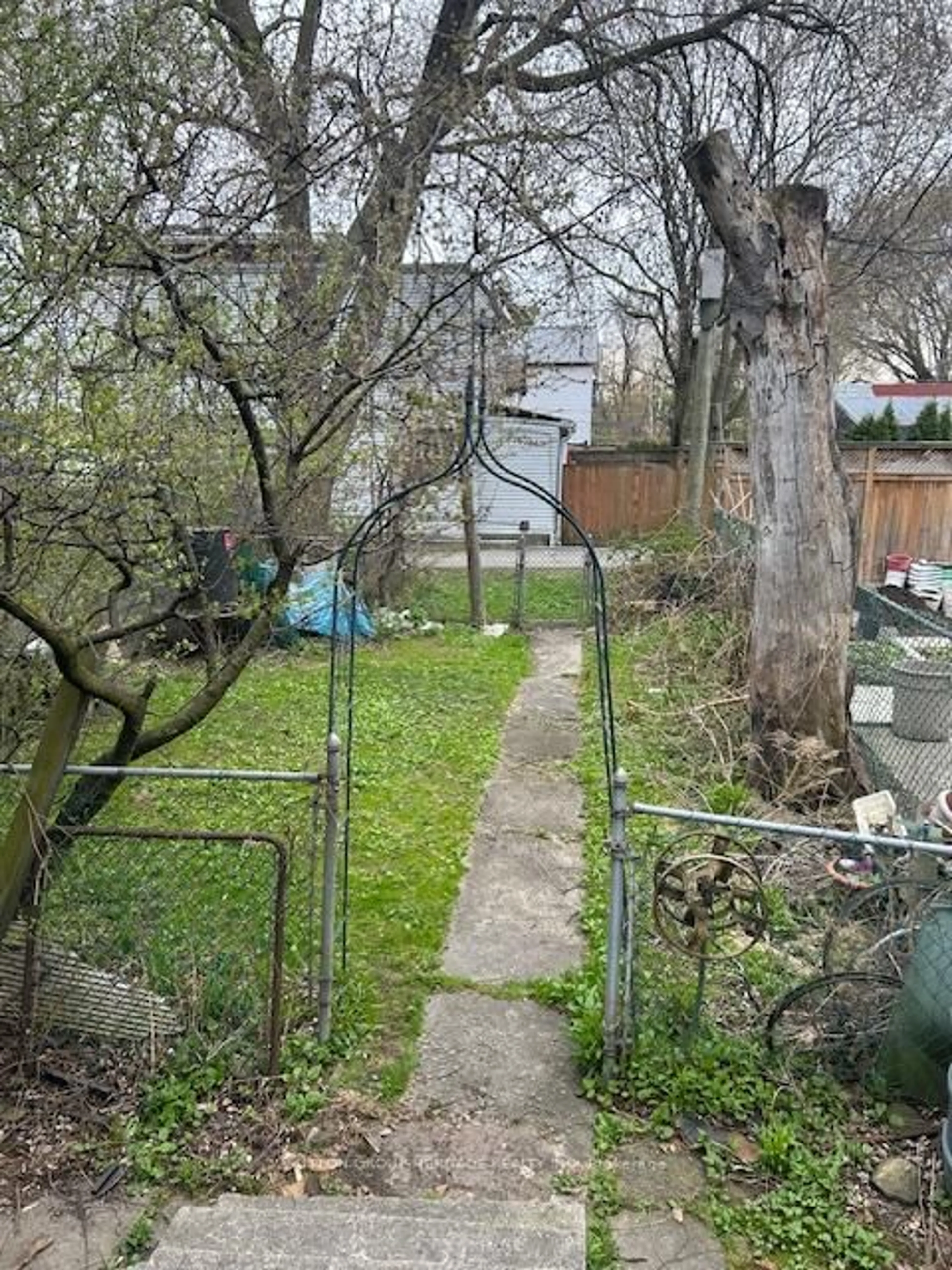 Unknown for 1547 Dundas St, Toronto Ontario M4L 1K6