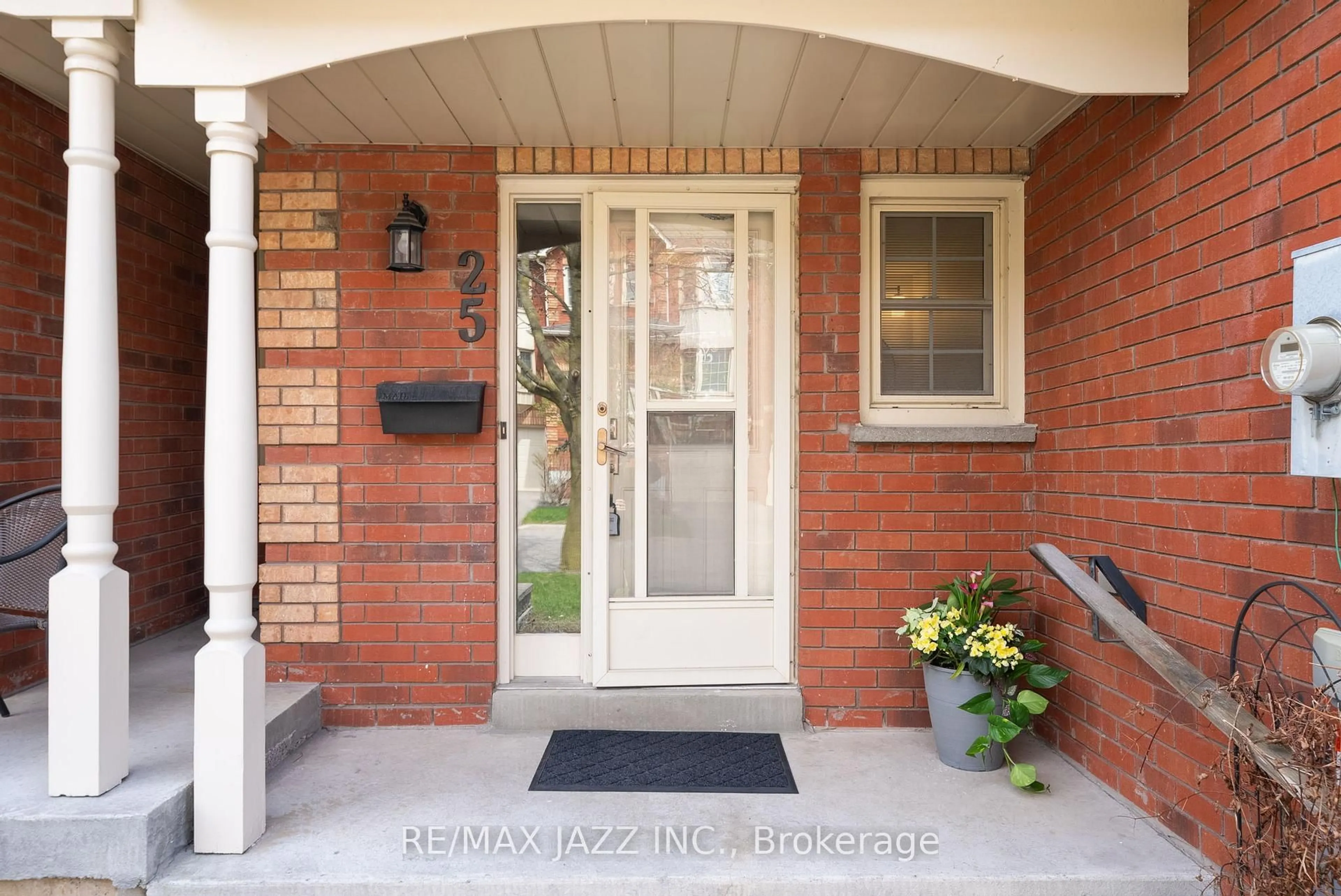 Indoor entryway for 1610 Crawforth St #25, Whitby Ontario L1N 9B1