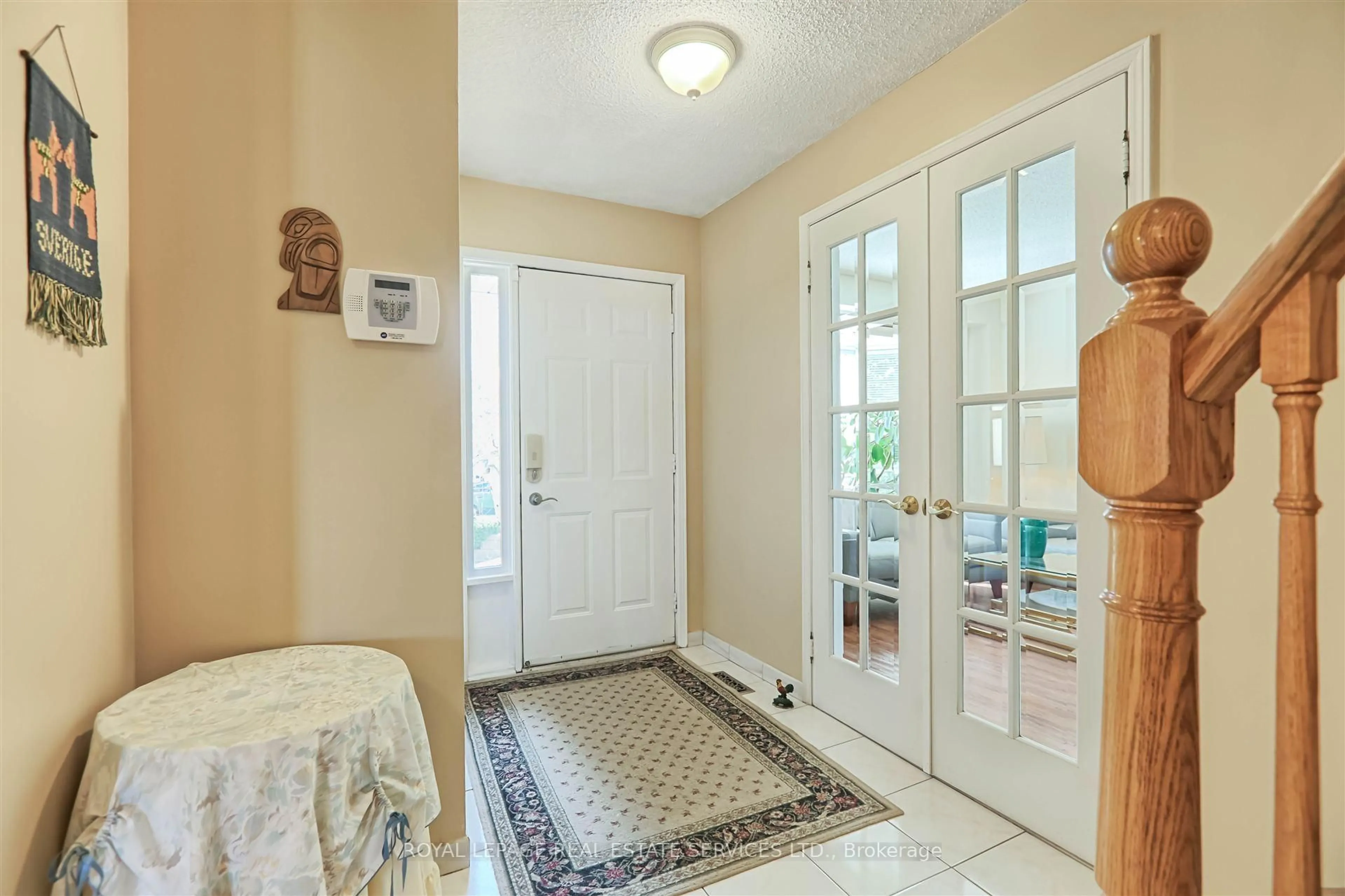 Indoor entryway for 668 Amaretto Ave, Pickering Ontario L1X 1M5