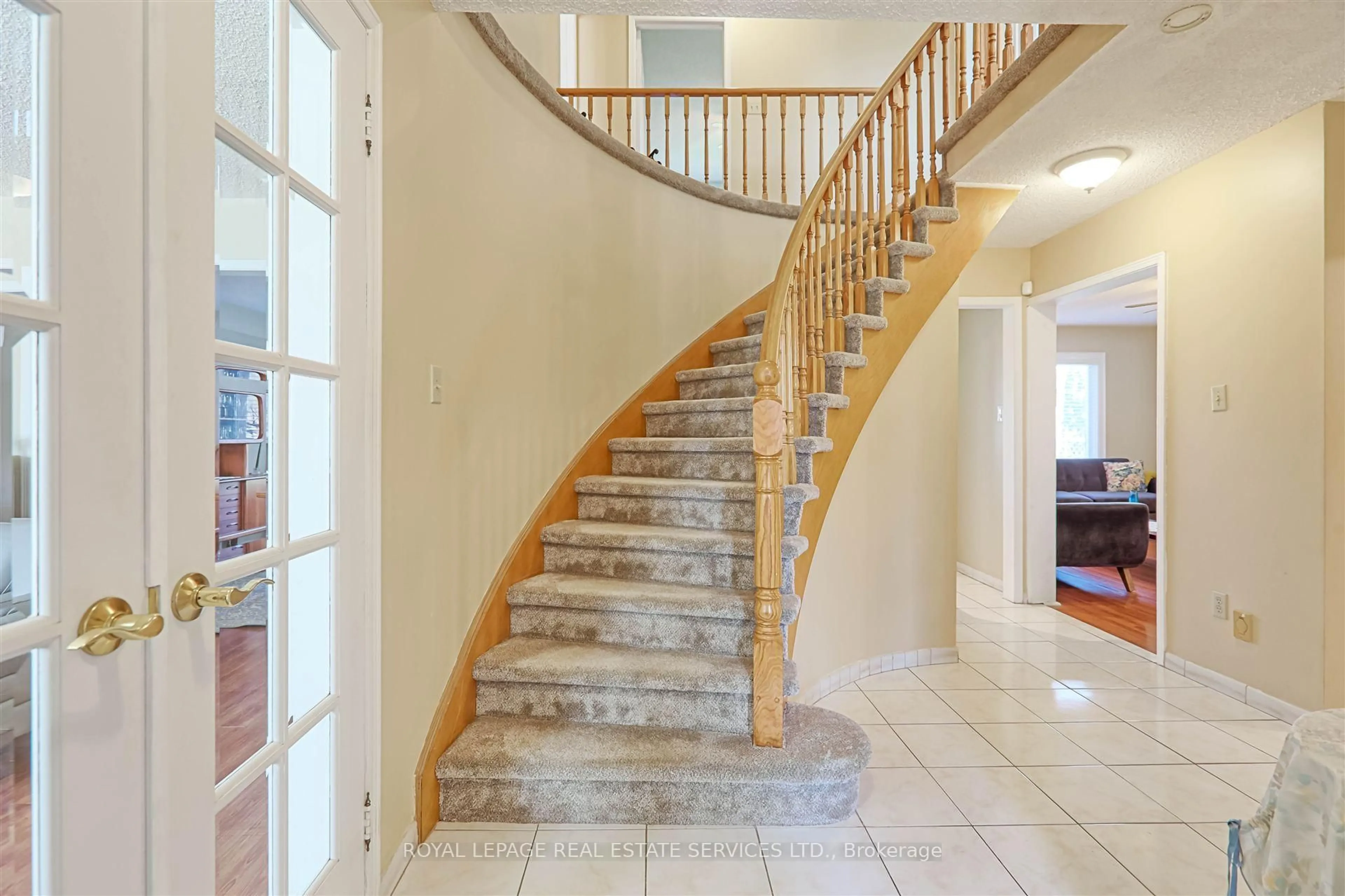 Stairs for 668 Amaretto Ave, Pickering Ontario L1X 1M5