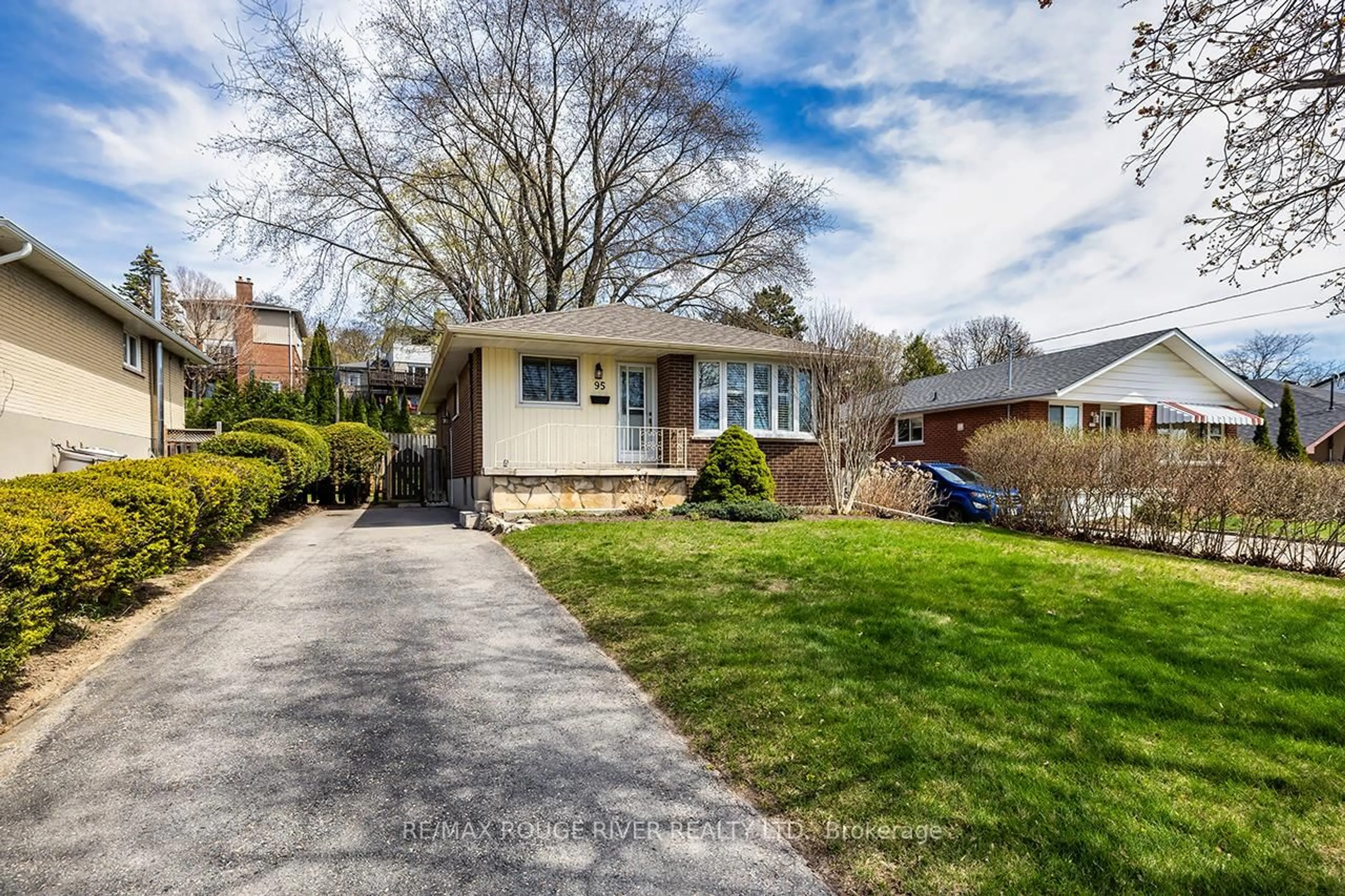 Home with vinyl exterior material, street for 95 Keewatin St, Oshawa Ontario L1H 6Z2