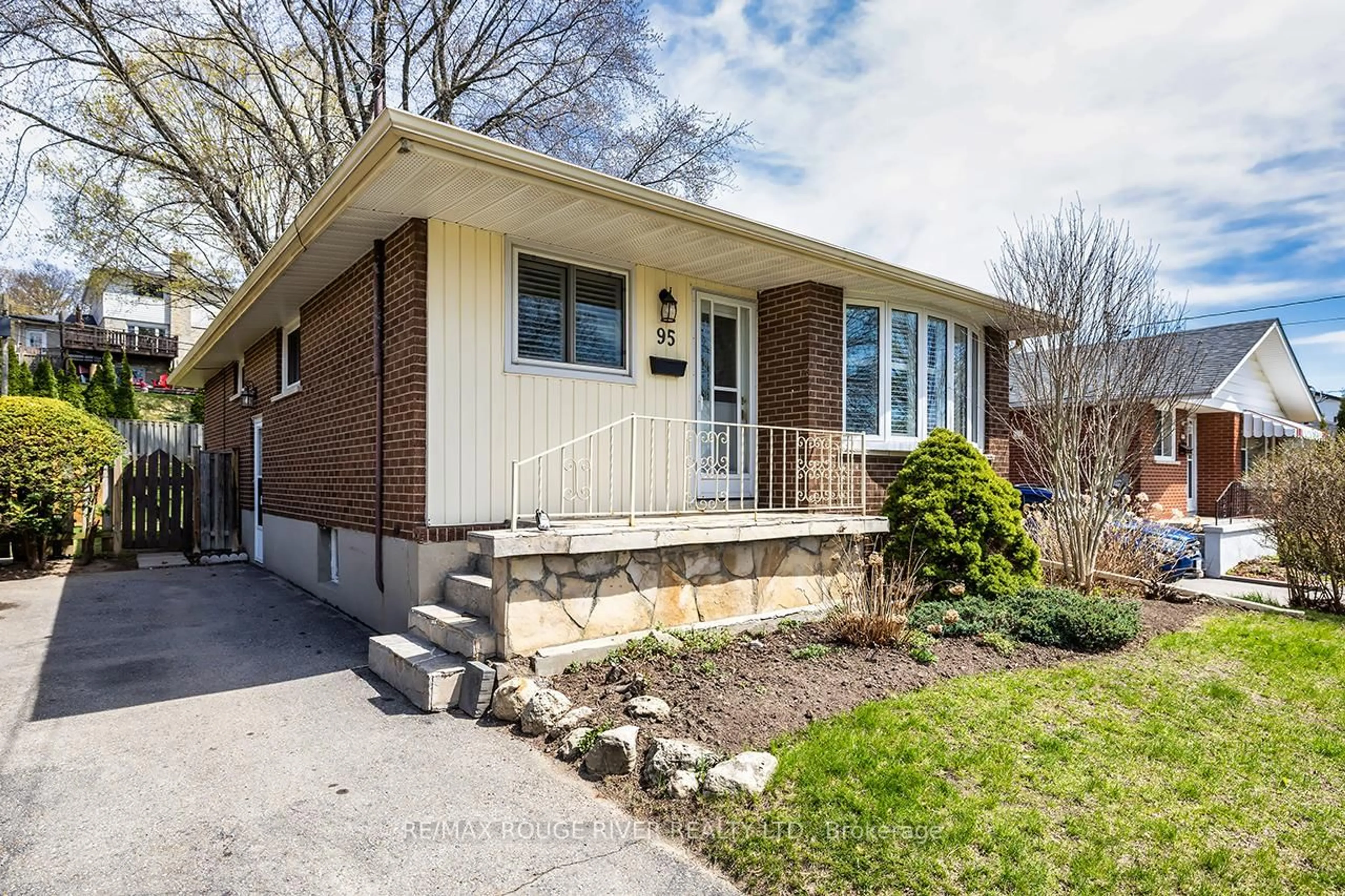 Home with brick exterior material, street for 95 Keewatin St, Oshawa Ontario L1H 6Z2