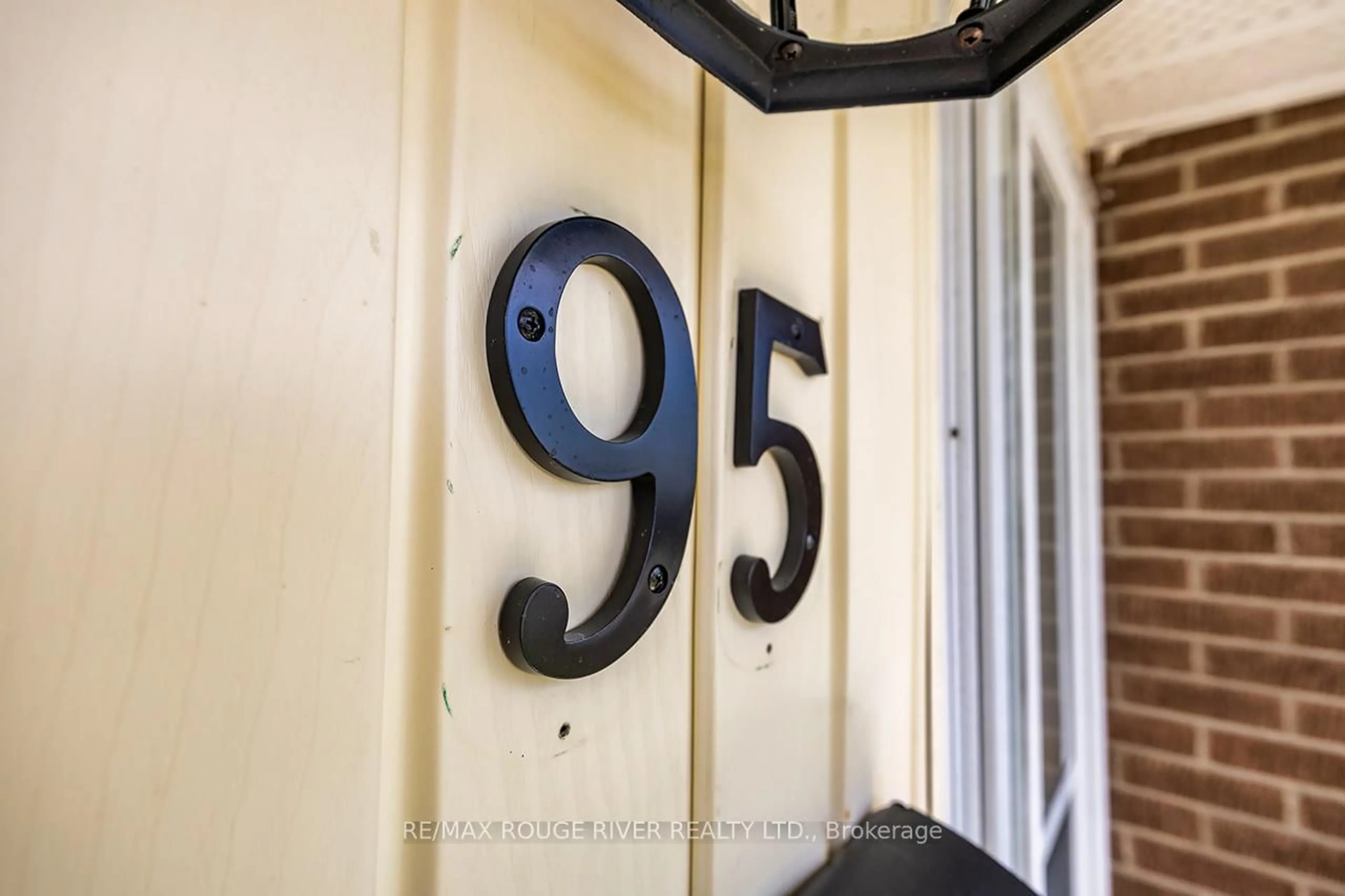 Indoor entryway for 95 Keewatin St, Oshawa Ontario L1H 6Z2