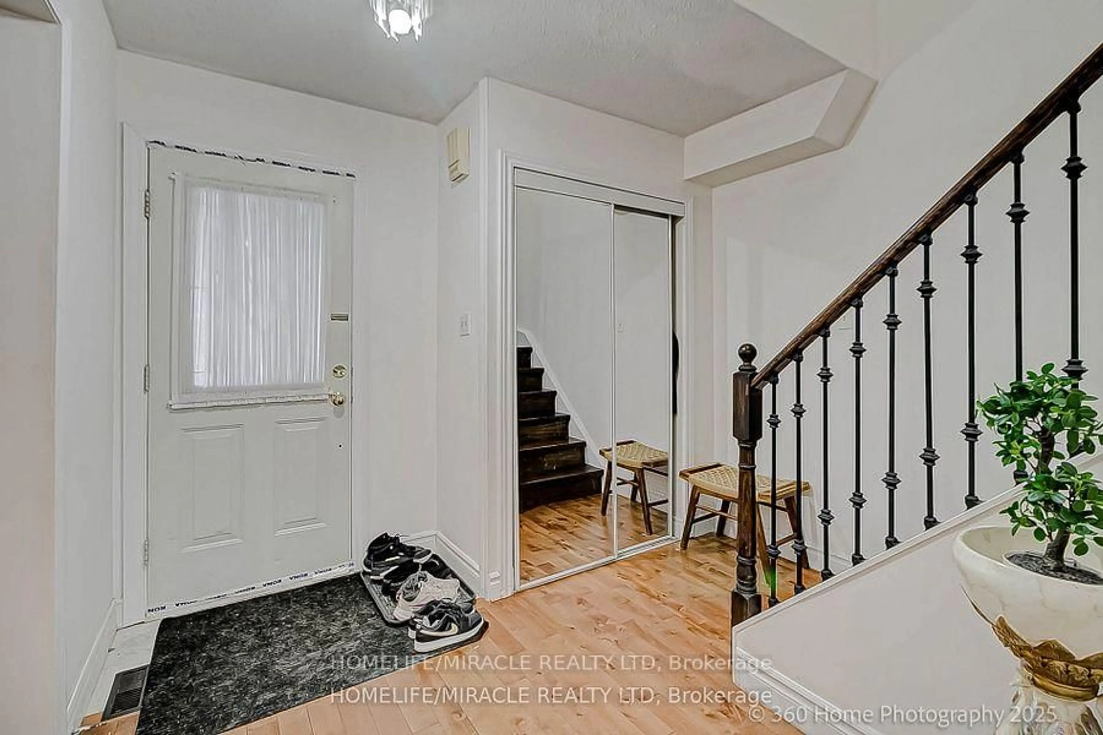 Indoor entryway for 94 Brimley Rd, Toronto Ontario M1M 3V3