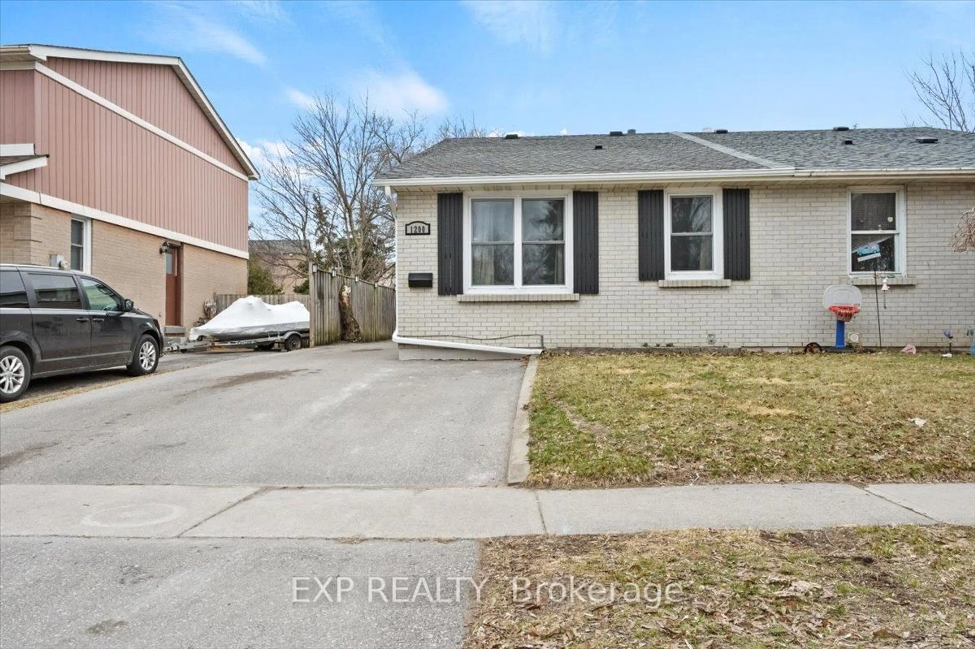 A pic from outside/outdoor area/front of a property/back of a property/a pic from drone, street for 1200 Trowbridge Dr, Oshawa Ontario L1G 7H2