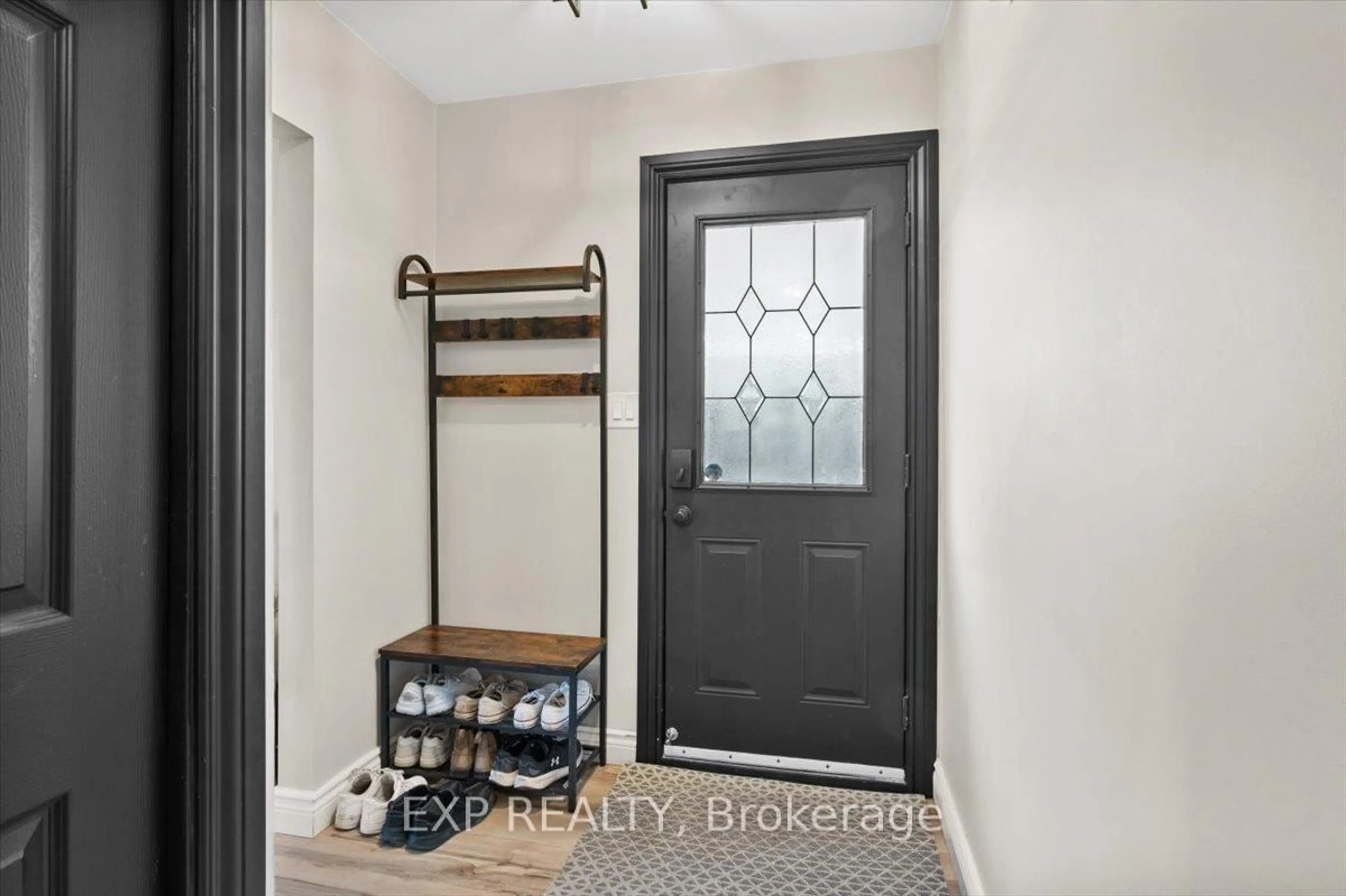 Indoor entryway for 1200 Trowbridge Dr, Oshawa Ontario L1G 7H2