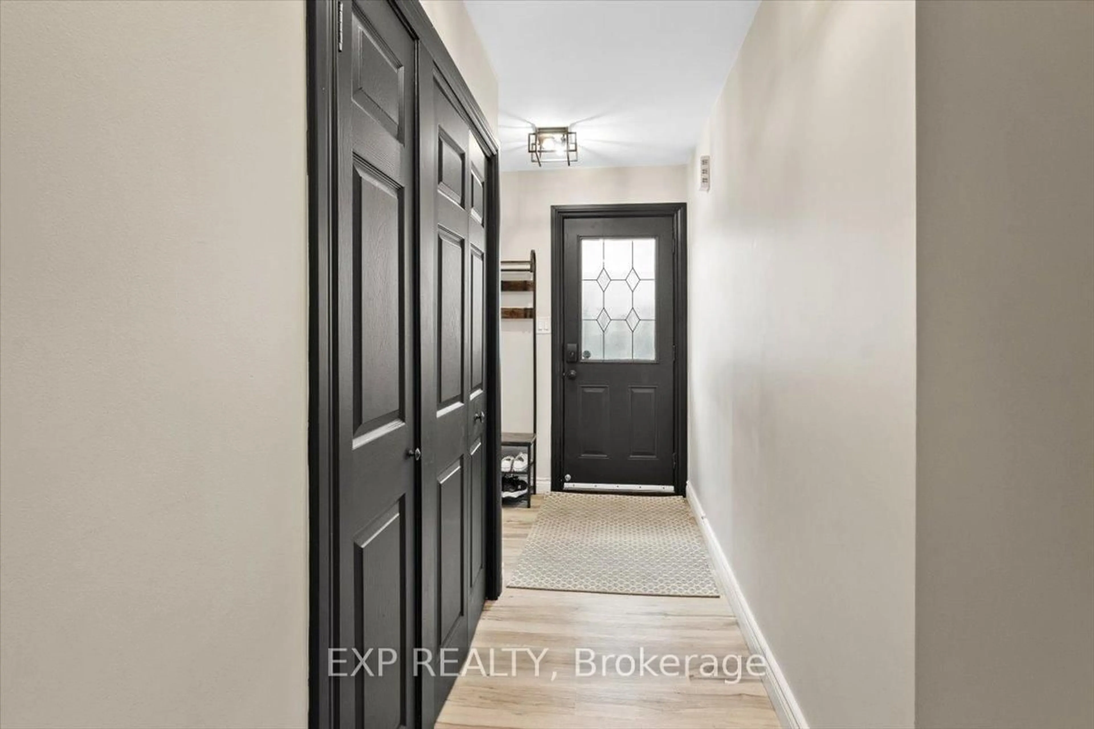 Indoor entryway for 1200 Trowbridge Dr, Oshawa Ontario L1G 7H2