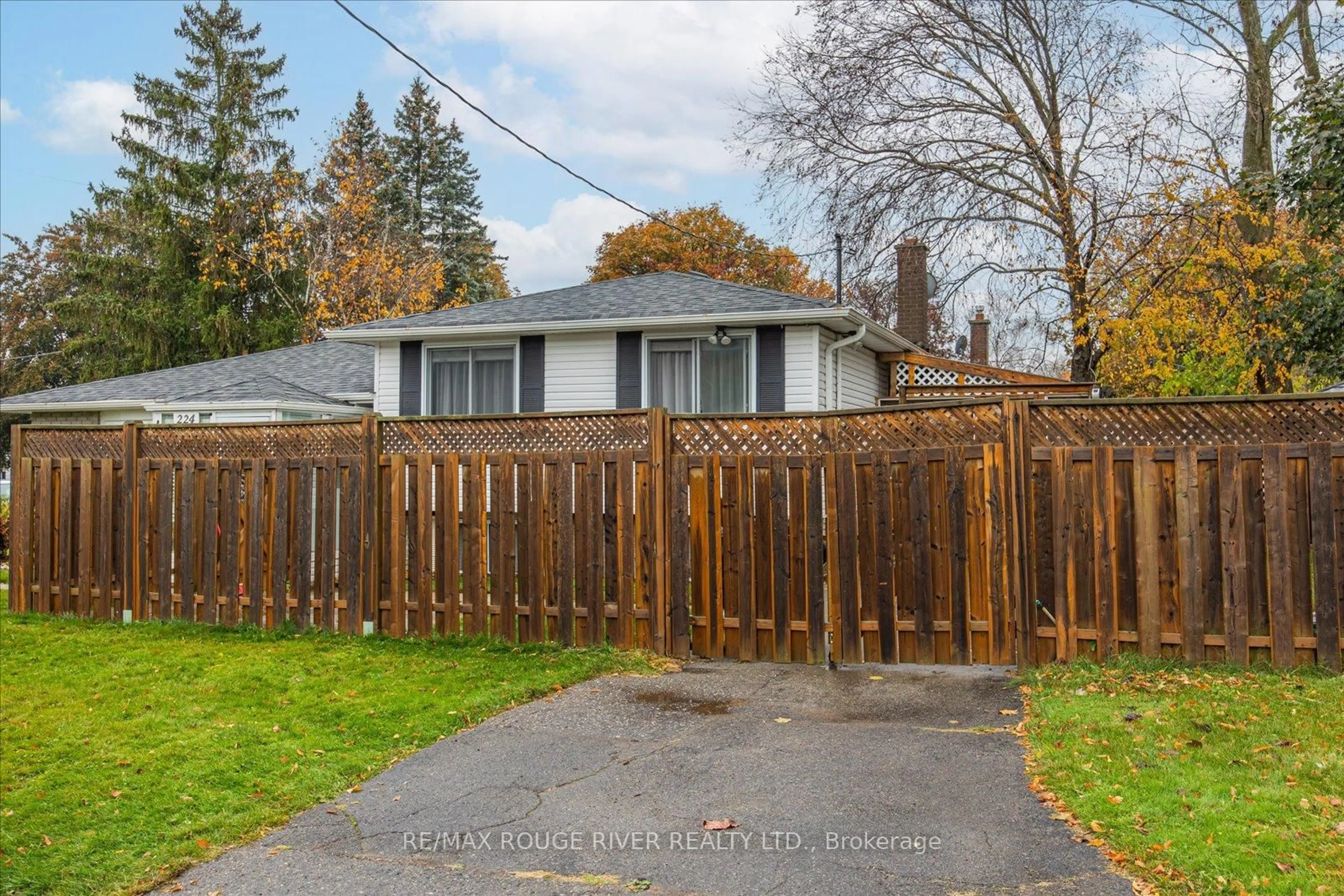 A pic from outside/outdoor area/front of a property/back of a property/a pic from drone, street for 224 Arden Dr, Oshawa Ontario L1G 1X5