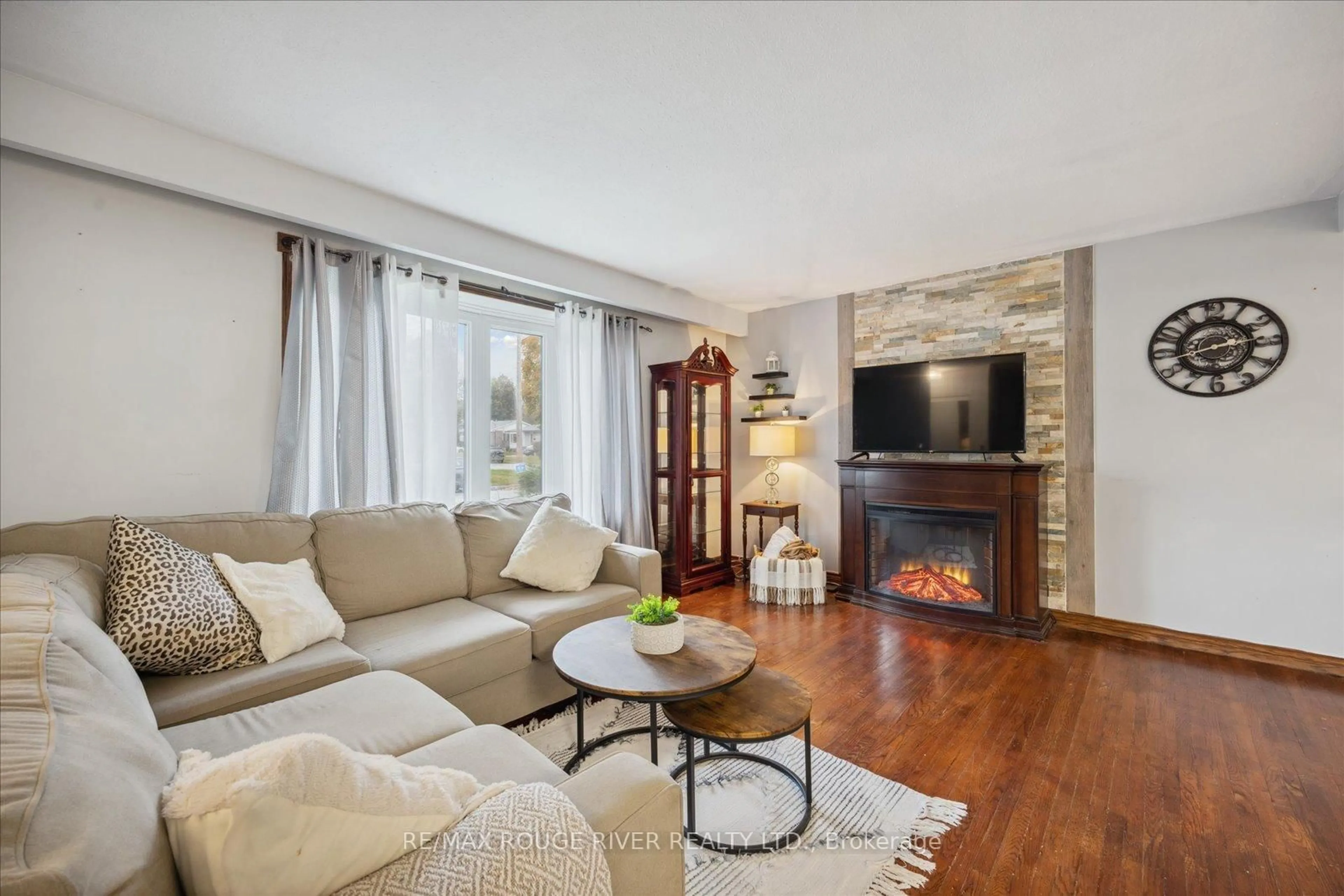 Living room with furniture, unknown for 224 Arden Dr, Oshawa Ontario L1G 1X5