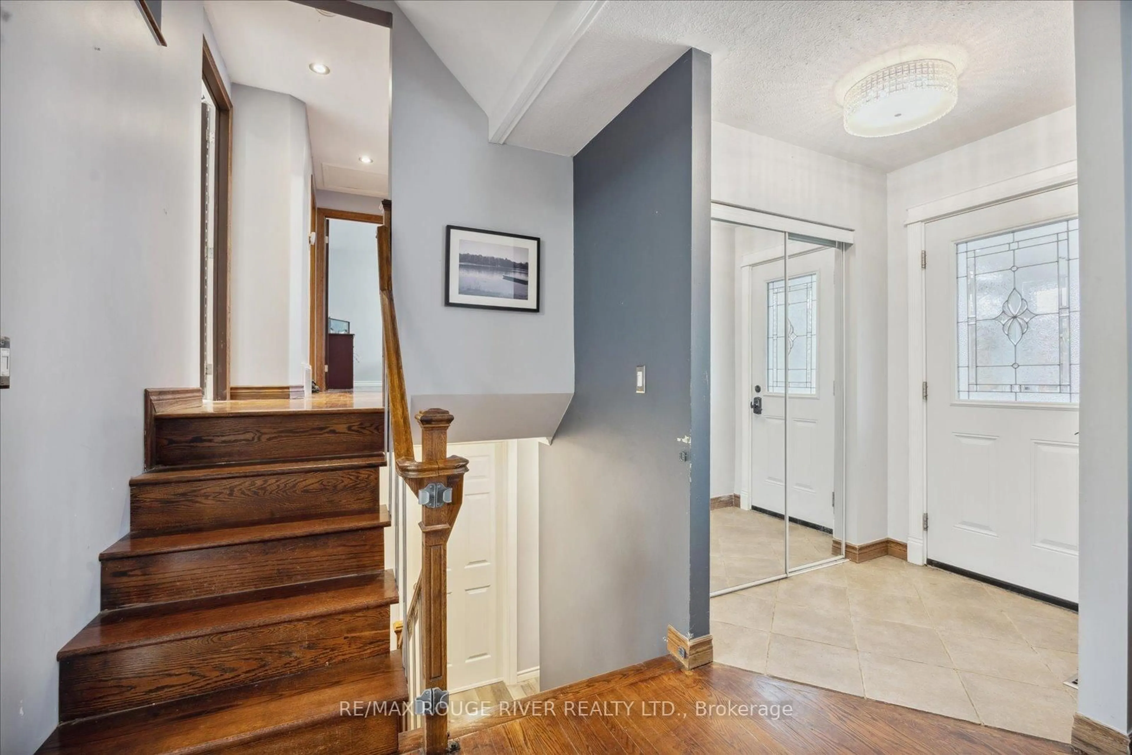 Indoor entryway for 224 Arden Dr, Oshawa Ontario L1G 1X5