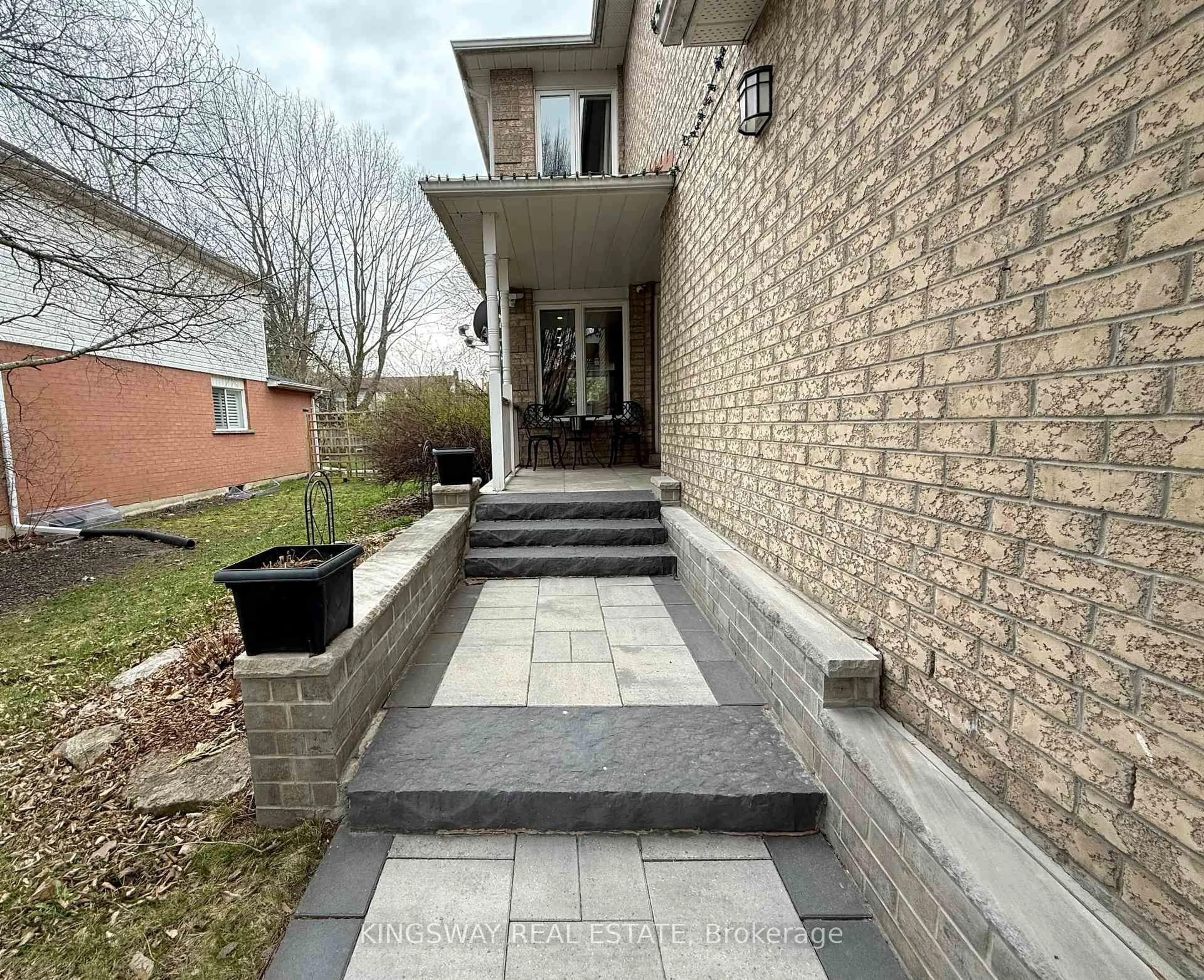Unknown for 49 Farncomb Cres, Clarington Ontario L1C 4L8