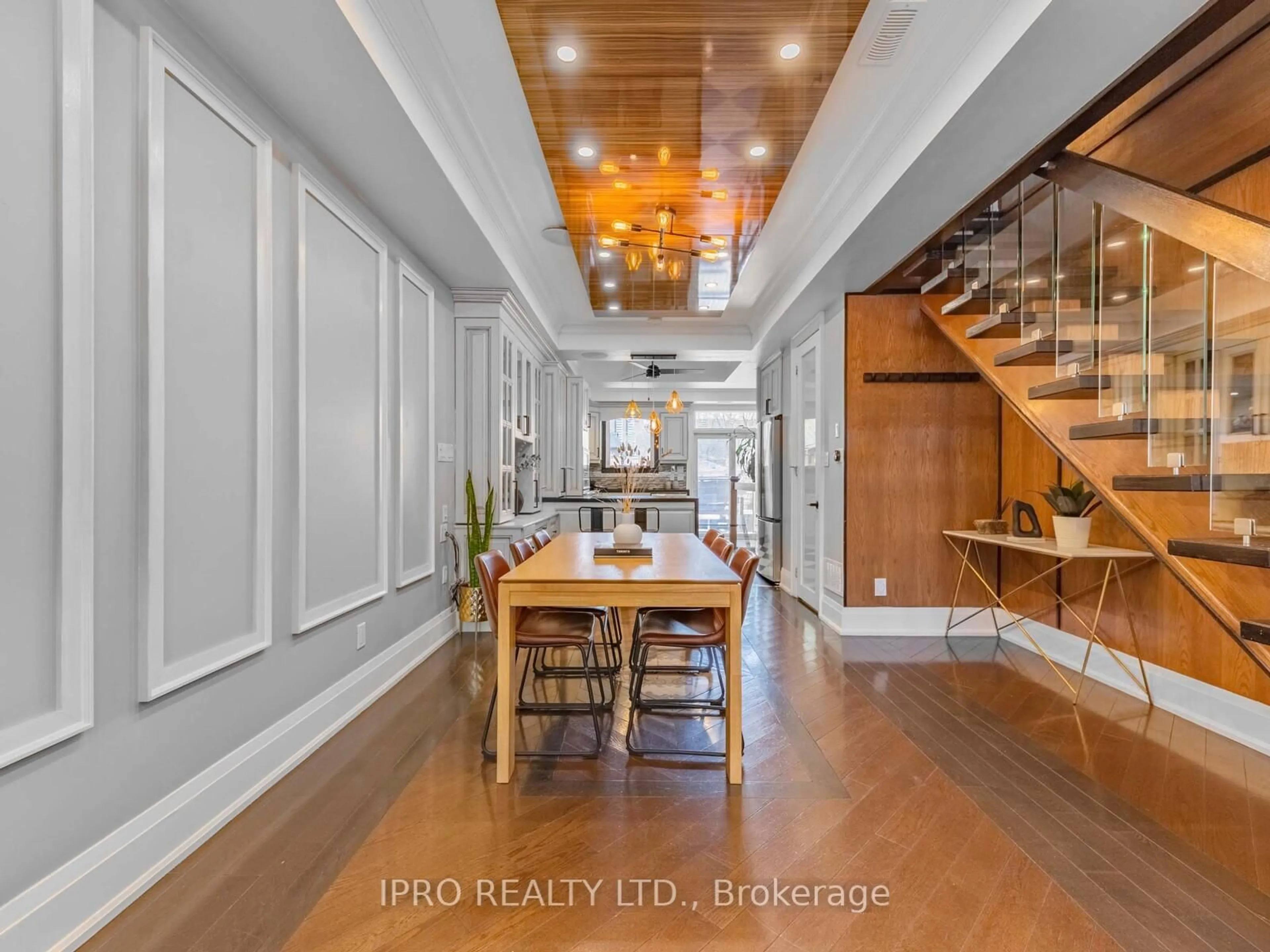 Indoor entryway for 27 Eastdale Ave, Toronto Ontario M4C 4Z8