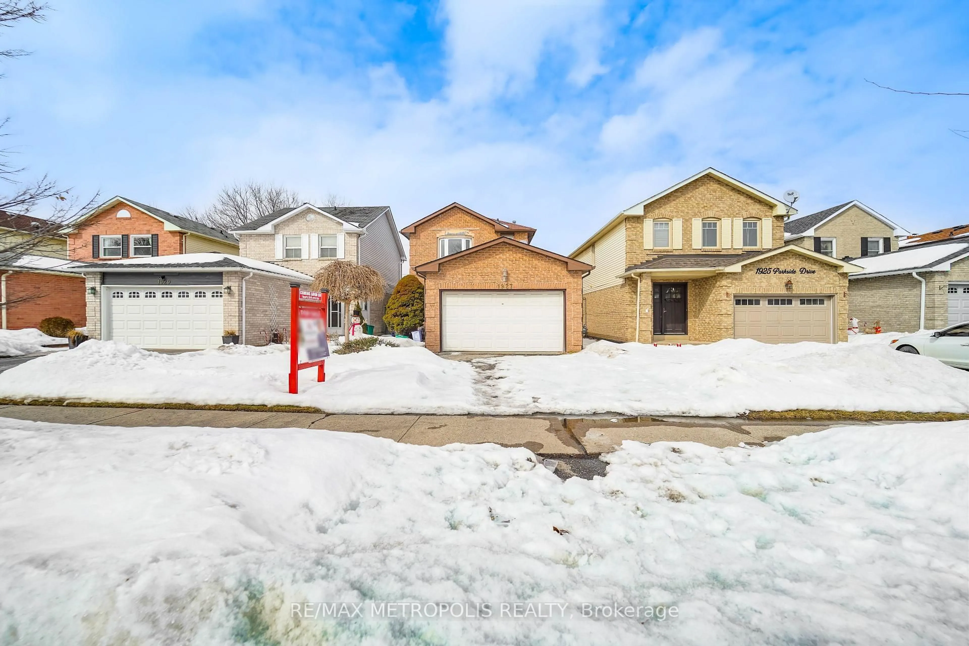 A pic from outside/outdoor area/front of a property/back of a property/a pic from drone, street for 1927 PARKSIDE Dr, Pickering Ontario L1V 3N6