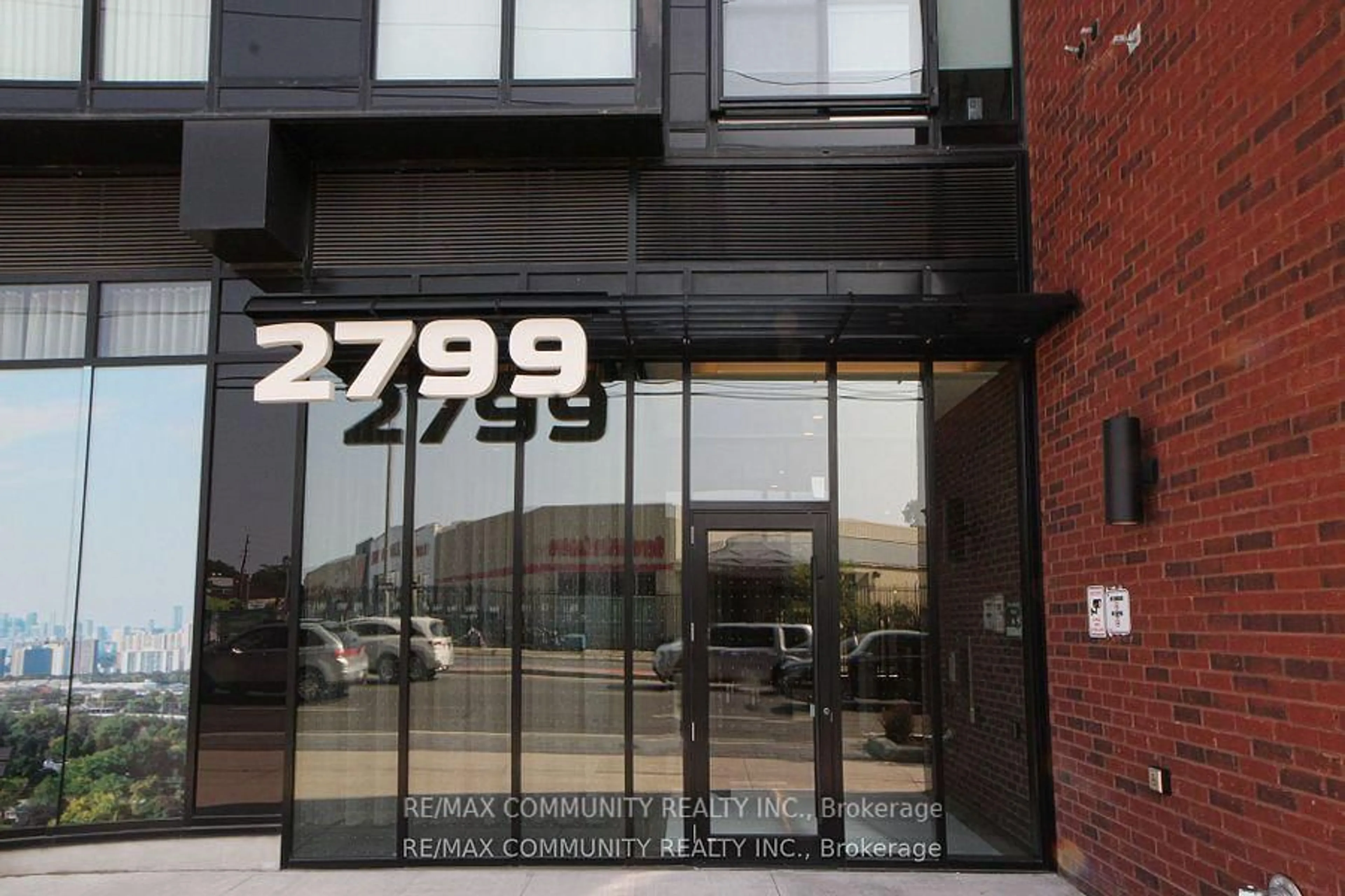 Indoor foyer for 2799 Kingston Rd #709, Toronto Ontario M1M 1N1