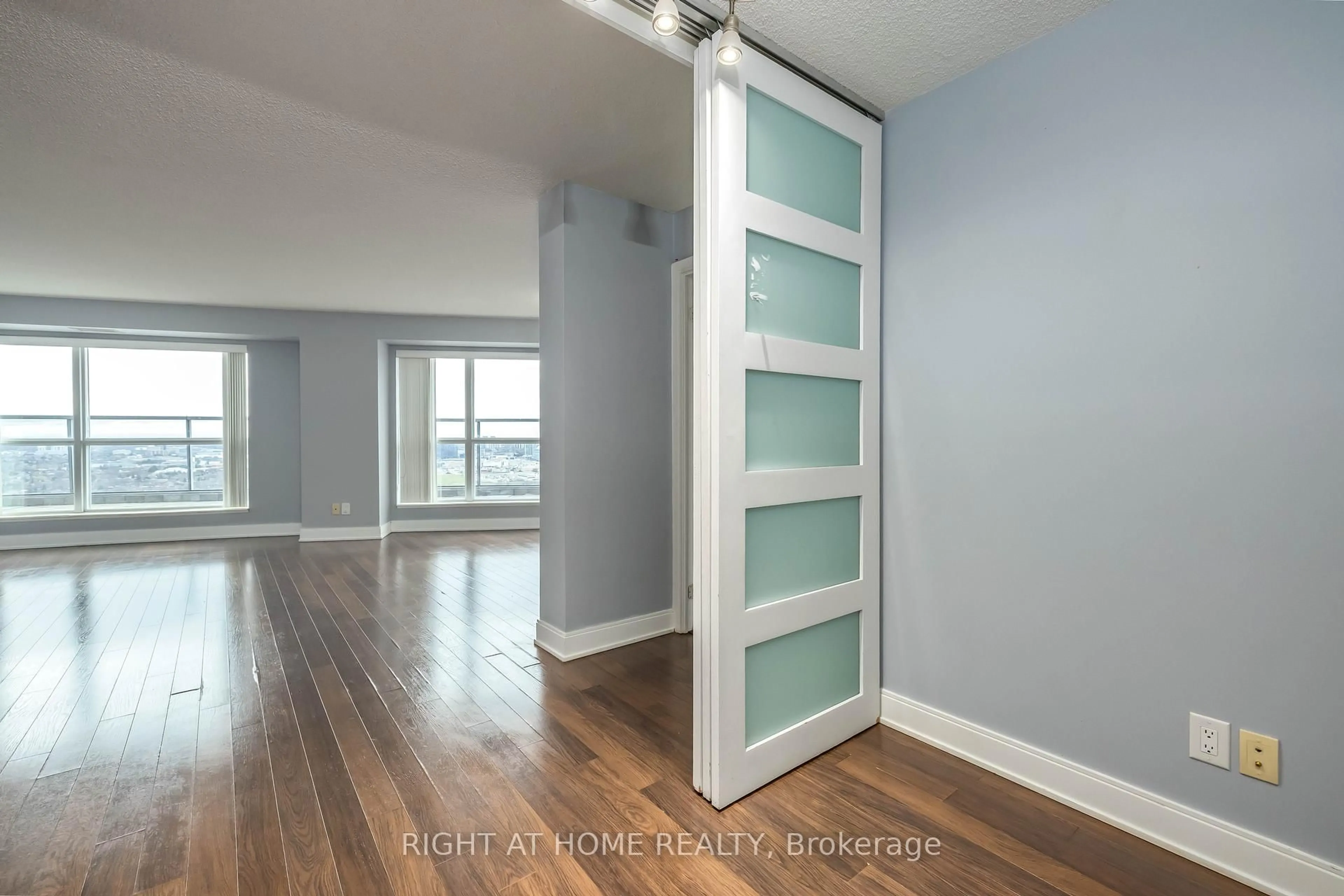 Indoor entryway for 125 Village Green Sq #3703, Toronto Ontario M1S 0G3