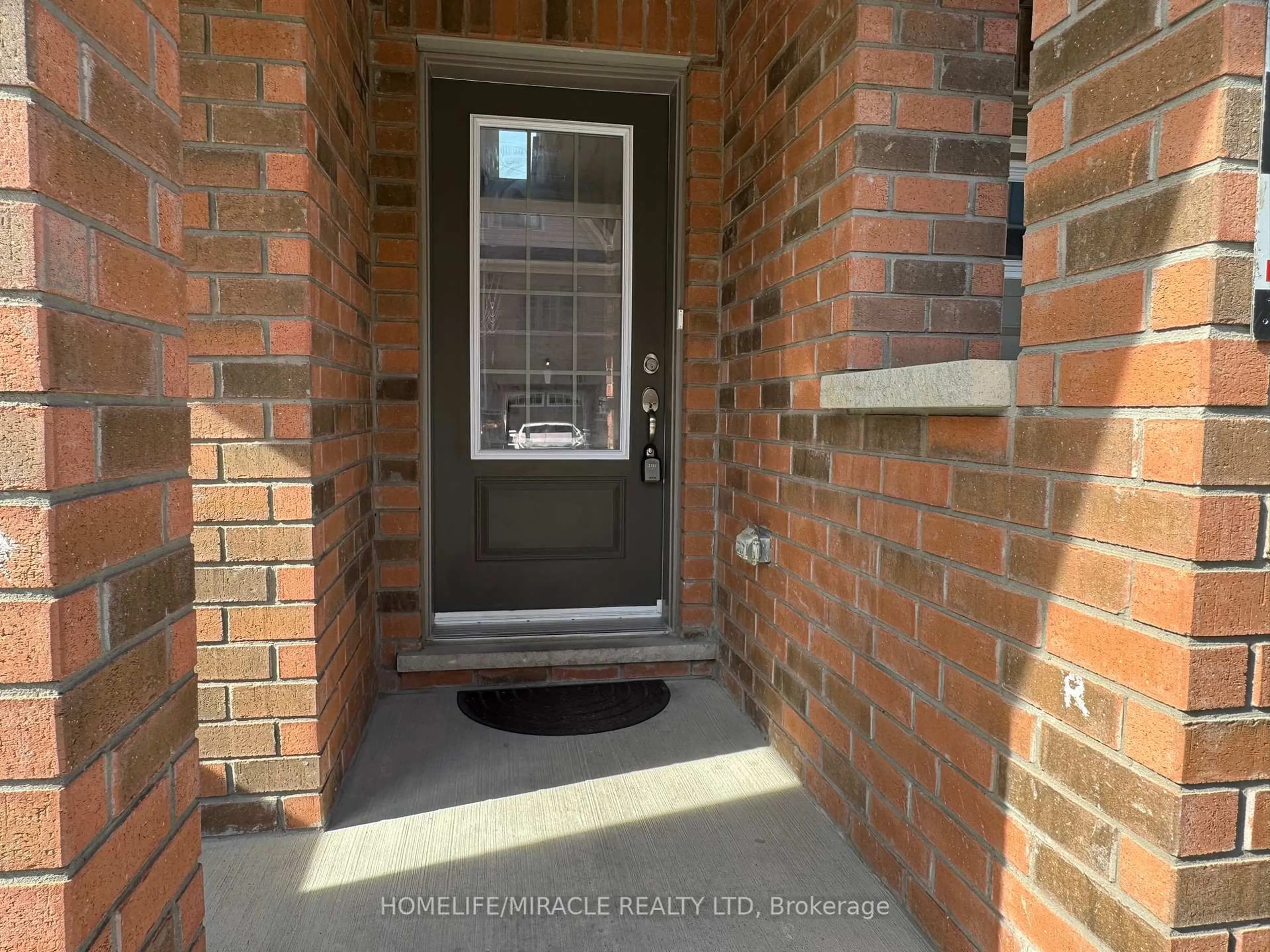 Indoor entryway for 188 Royal Northern Path #85, Oshawa Ontario L1L 0R6