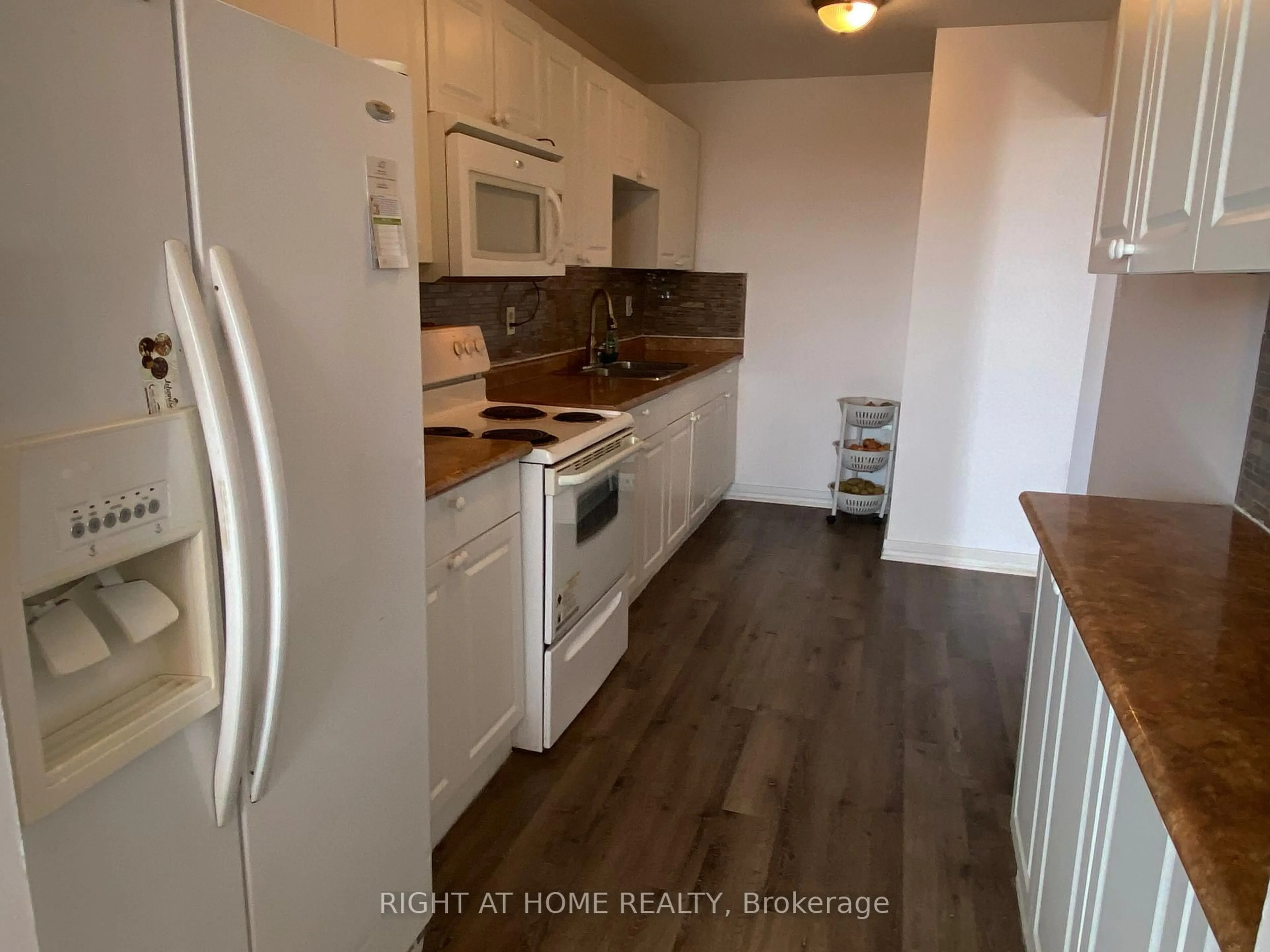 Standard kitchen, unknown for 4060 Lawrence Ave #604, Toronto Ontario M1E 4V5