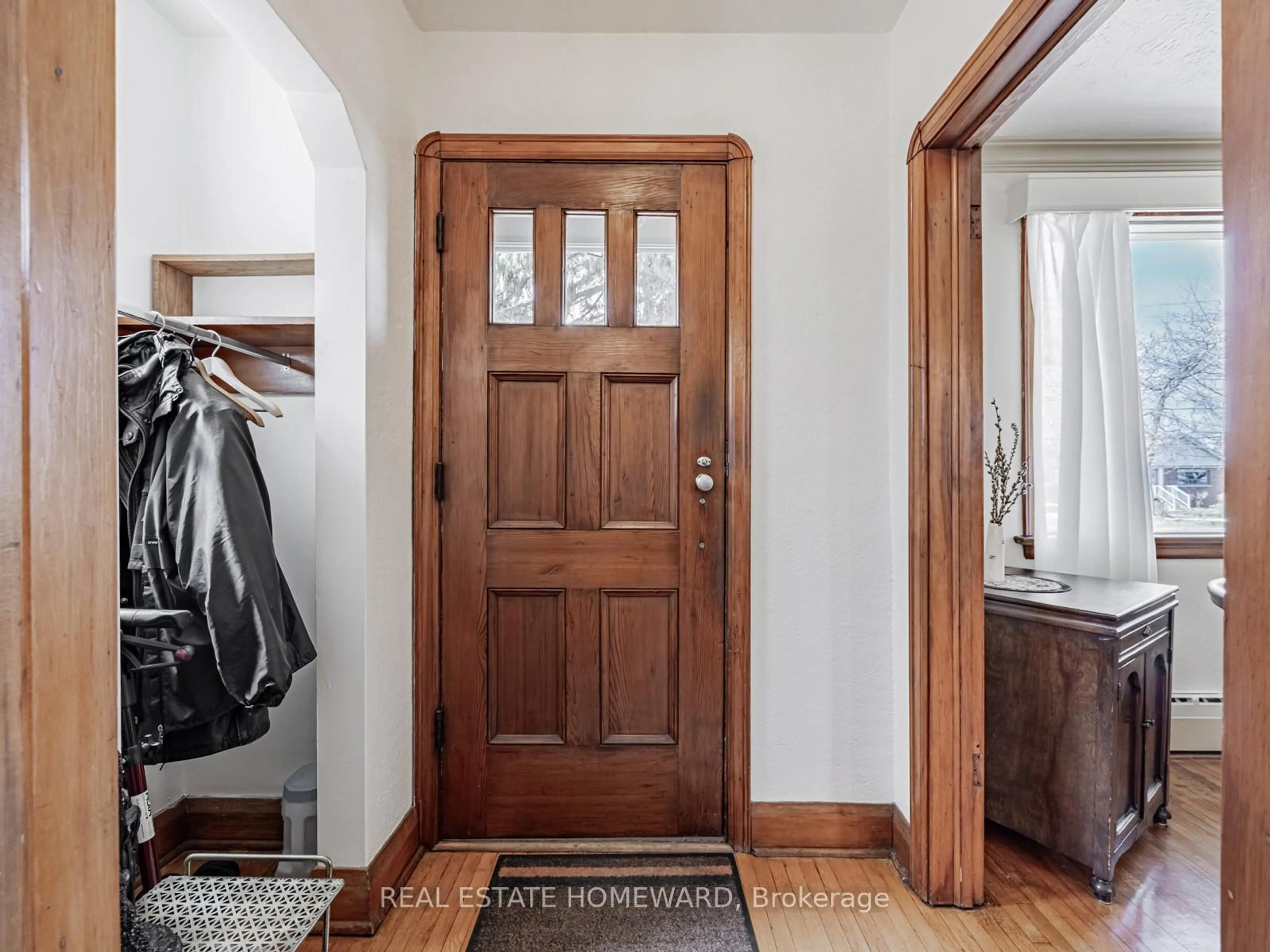 Indoor entryway for 733 Pharmacy Ave, Toronto Ontario M1L 3J4