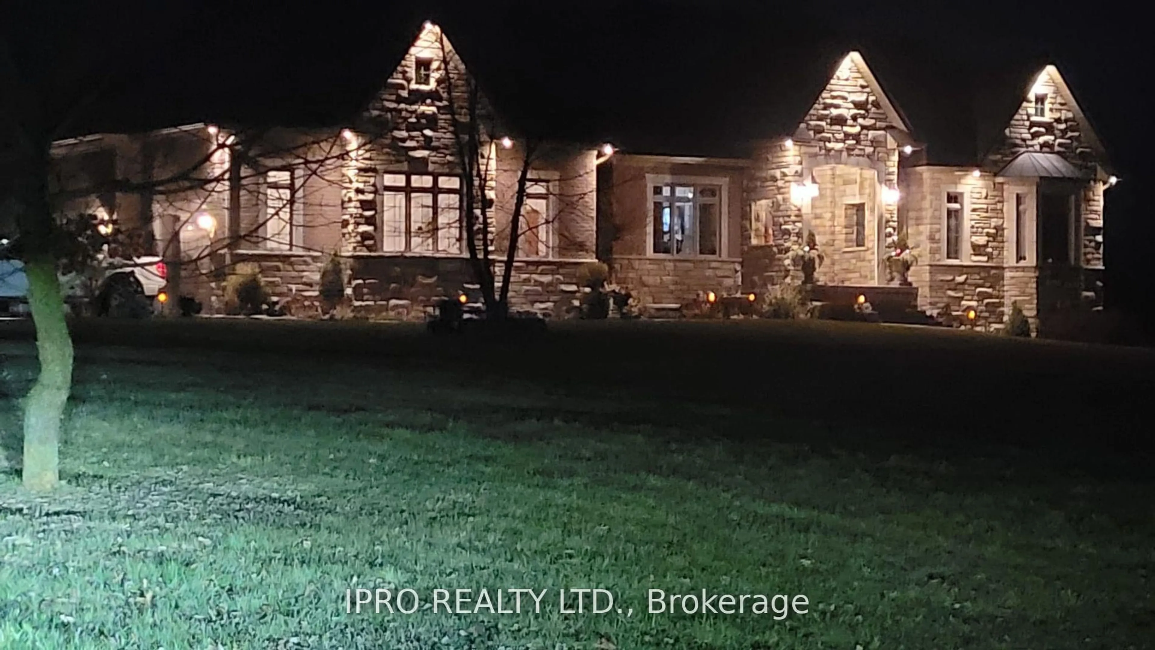 A pic from outside/outdoor area/front of a property/back of a property/a pic from drone, building for 705 Lake Ridge Rd, Whitby Ontario L1P 2B8