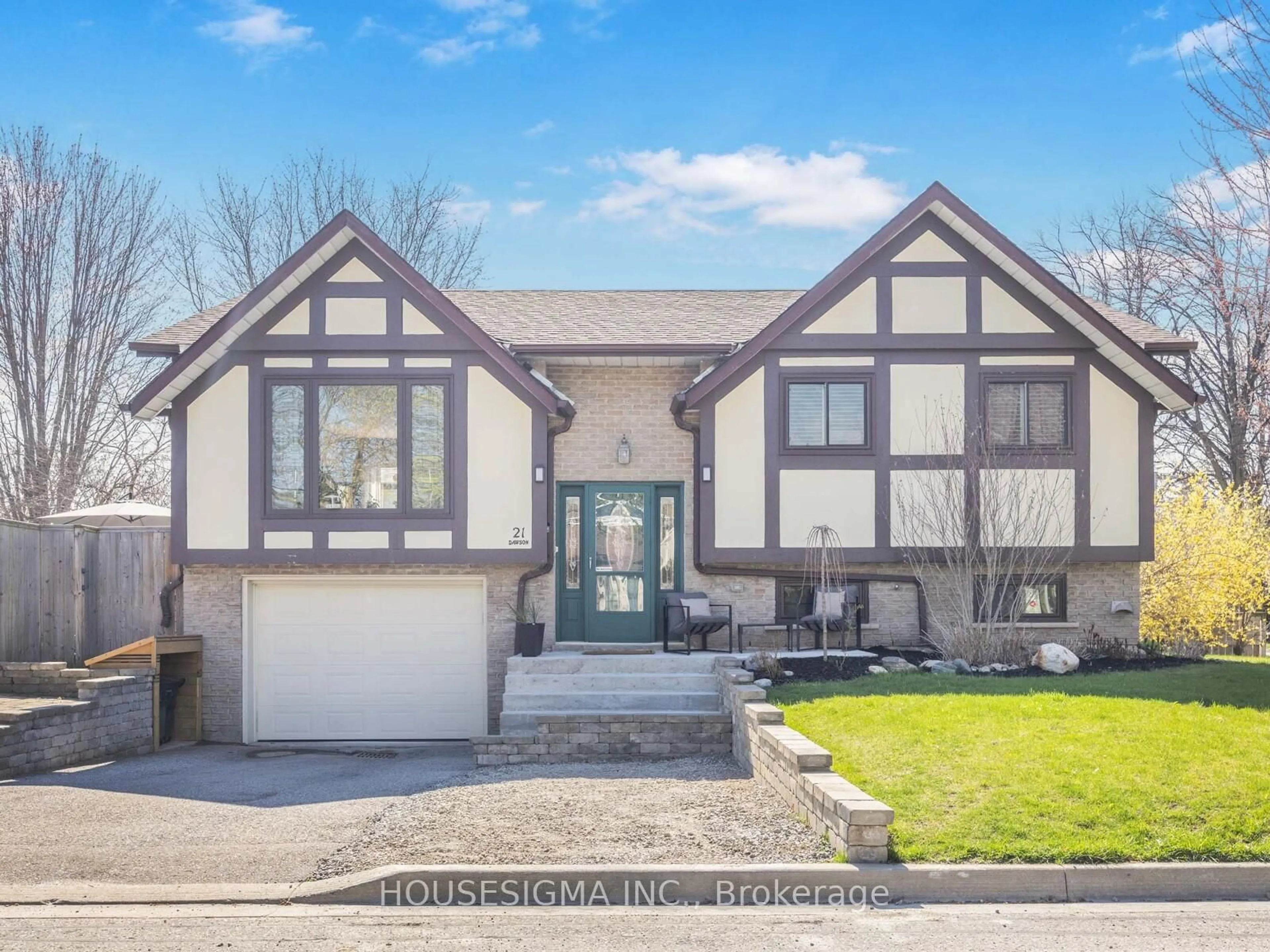 Home with vinyl exterior material, street for 21 Dawson St, Whitby Ontario L1N 6C6