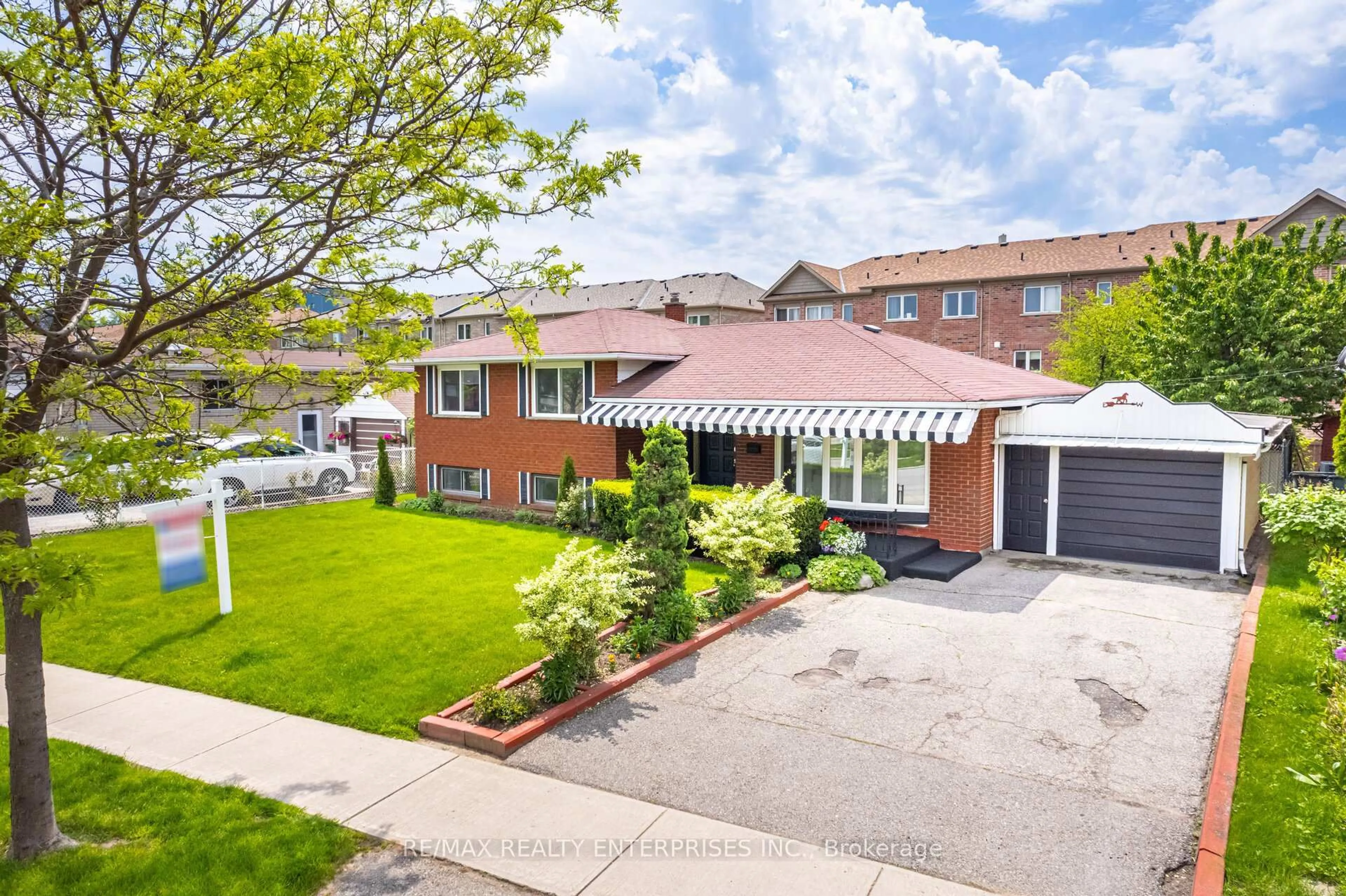A pic from outside/outdoor area/front of a property/back of a property/a pic from drone, street for 3 Savarin St, Toronto Ontario M1J 1Z7