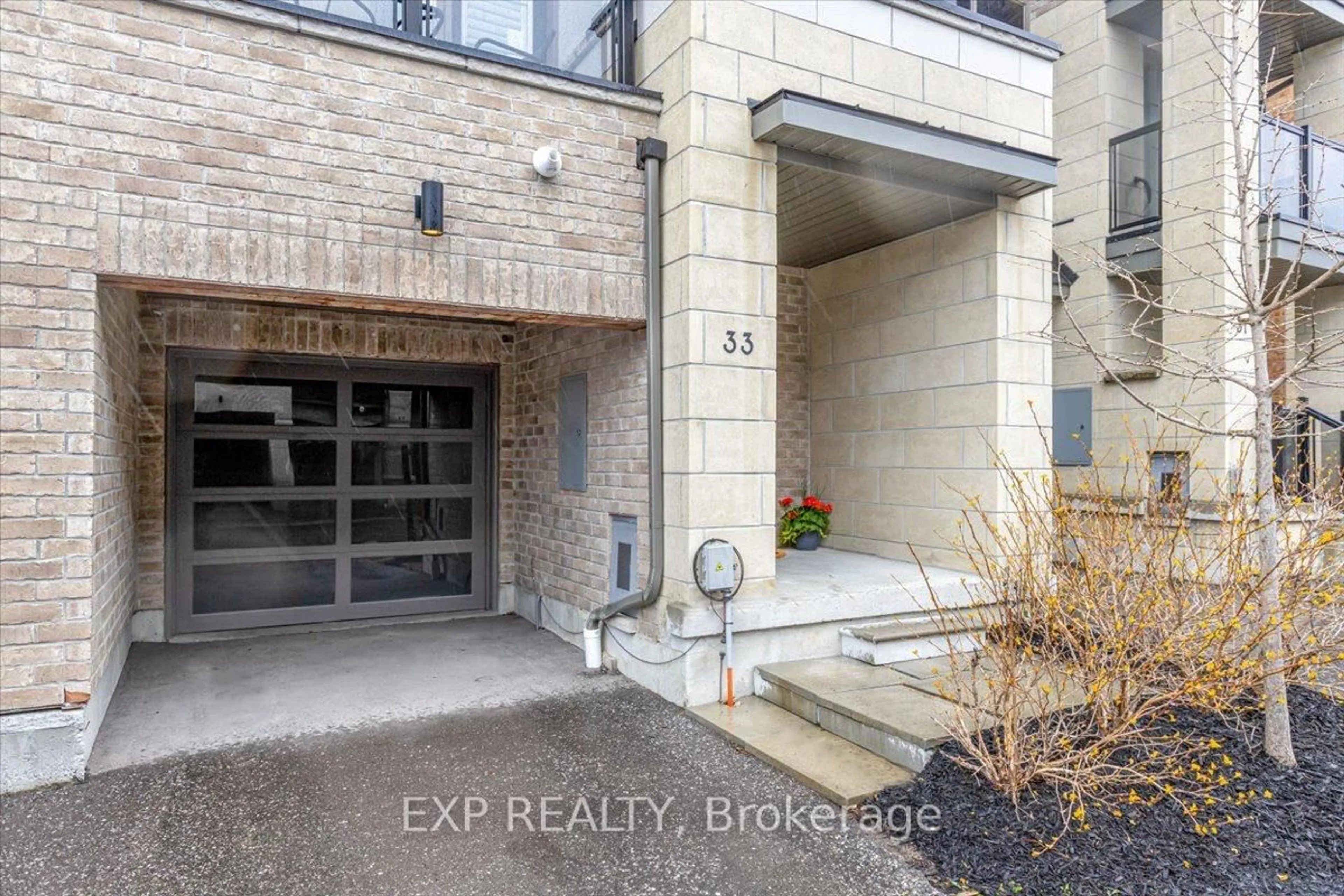 Indoor entryway for 33 Pallock Hill Way, Whitby Ontario L1R 0N5