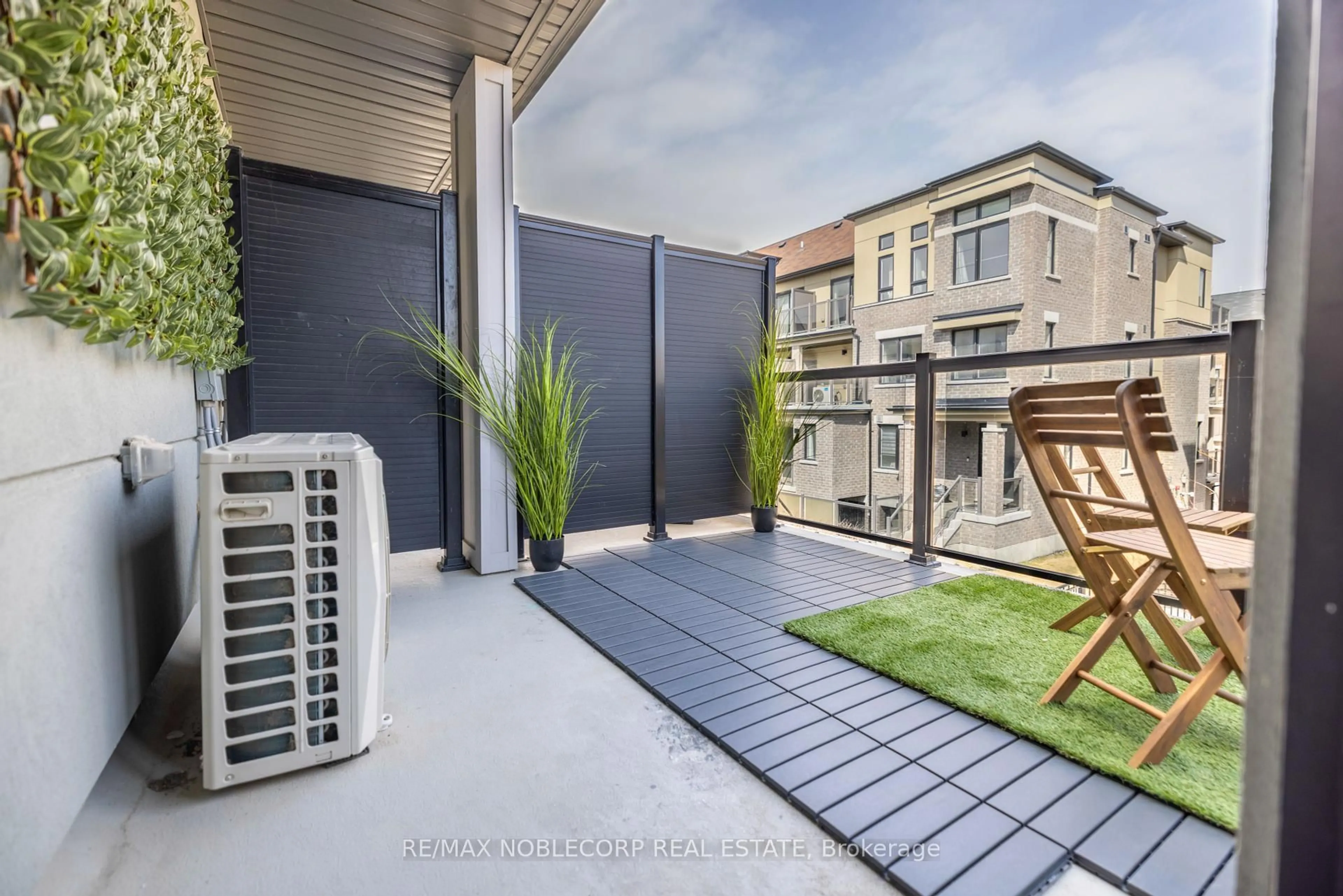 Patio, street for 19C Lookout Dr, Clarington Ontario L1C 7G1
