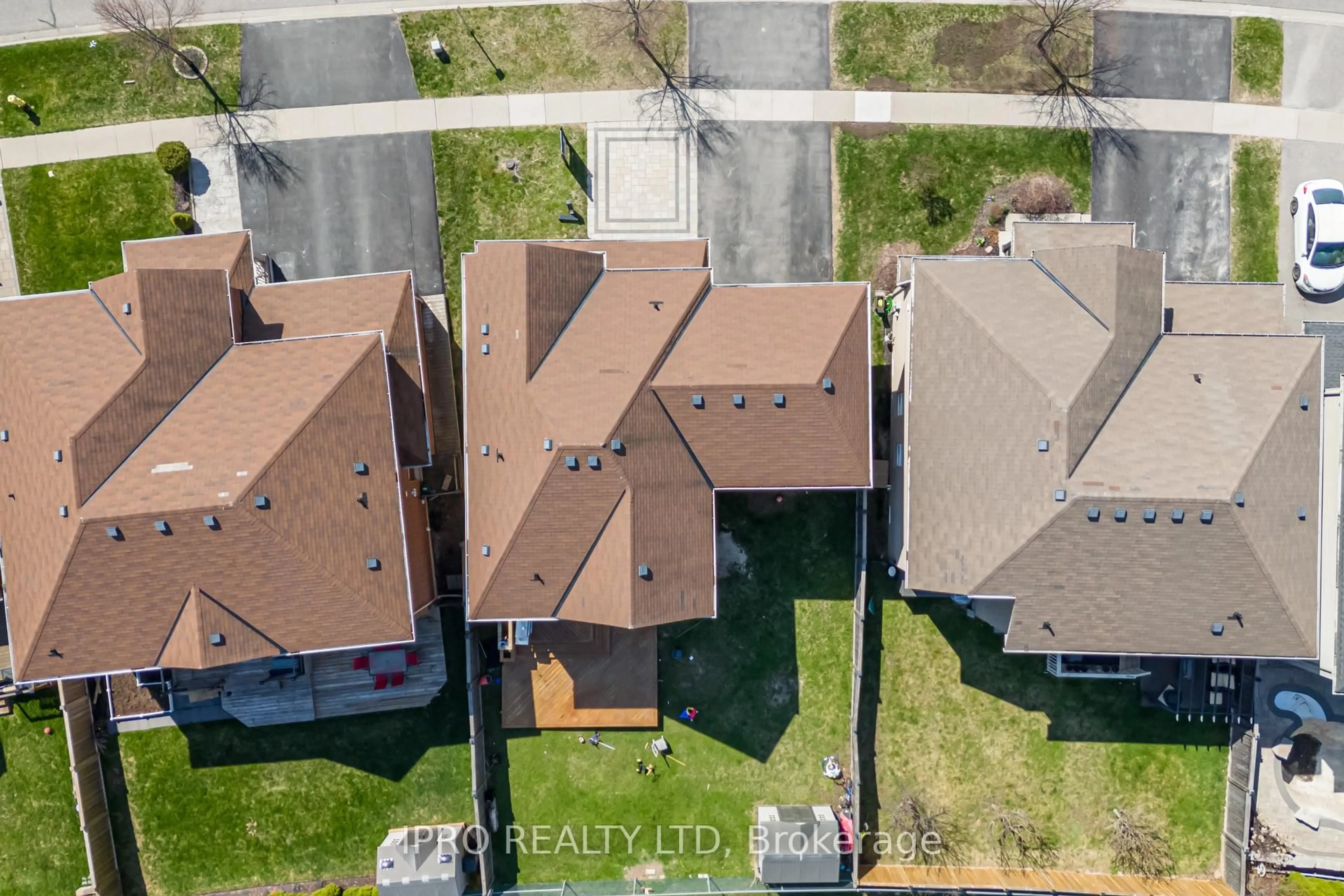 A pic from outside/outdoor area/front of a property/back of a property/a pic from drone, street for 2171 Secretariat Ave, Oshawa Ontario L1L 0A9