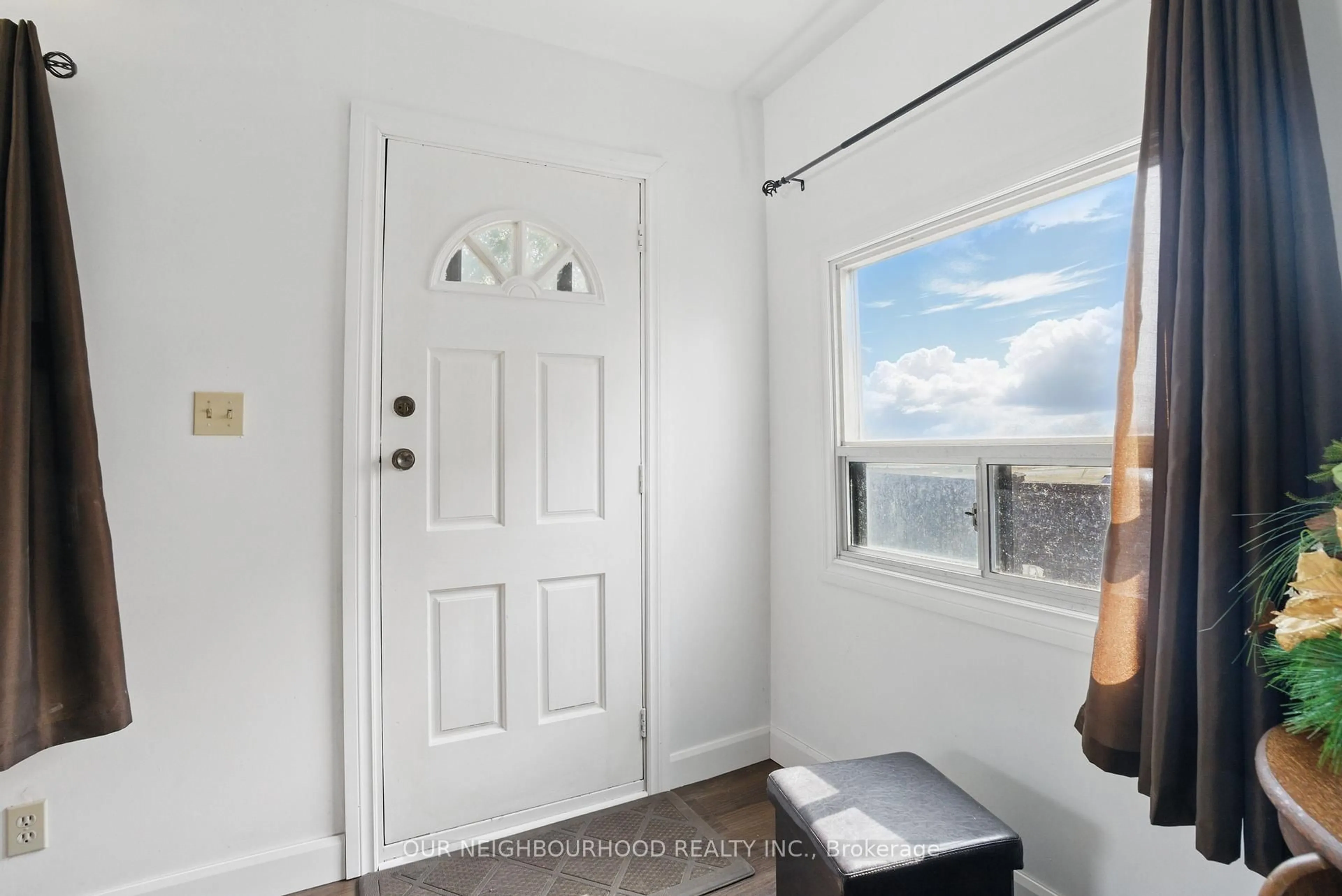 Indoor entryway for 532 Front St, Oshawa Ontario L1H 4V2