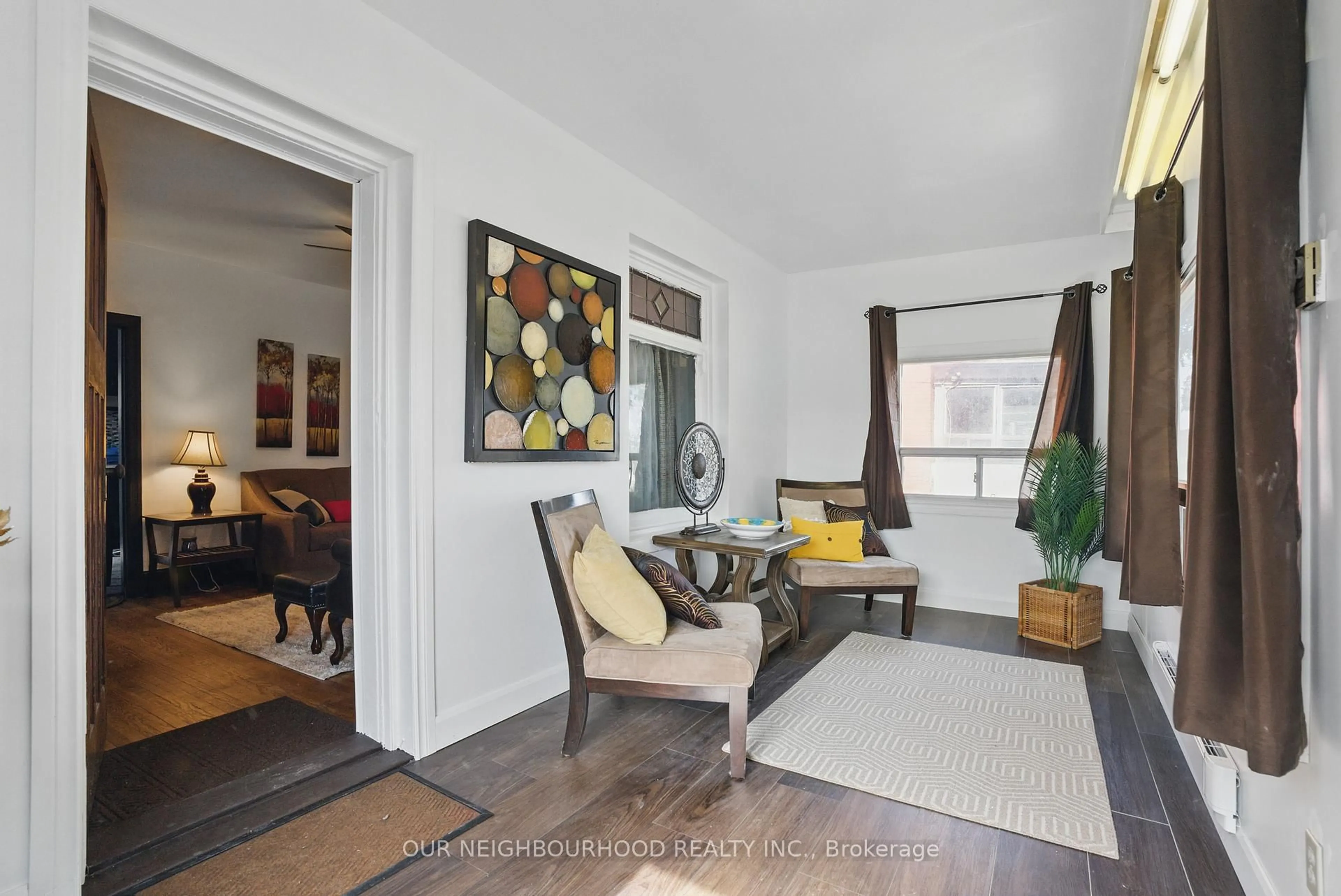 Living room with furniture, unknown for 532 Front St, Oshawa Ontario L1H 4V2