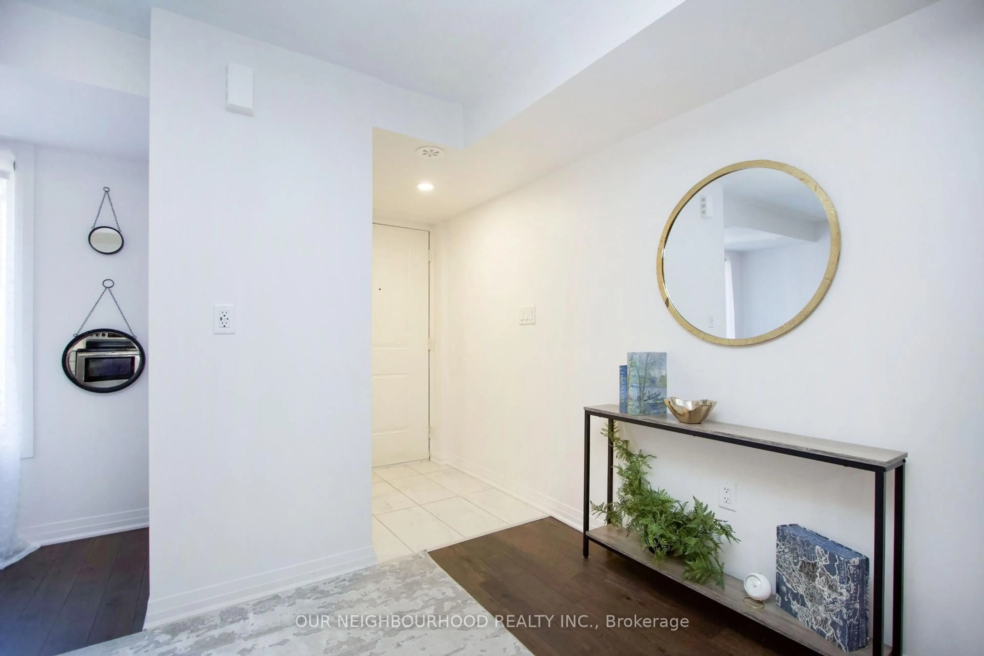 Indoor entryway for 28 Lookout Dr #A, Clarington Ontario L1C 3K5