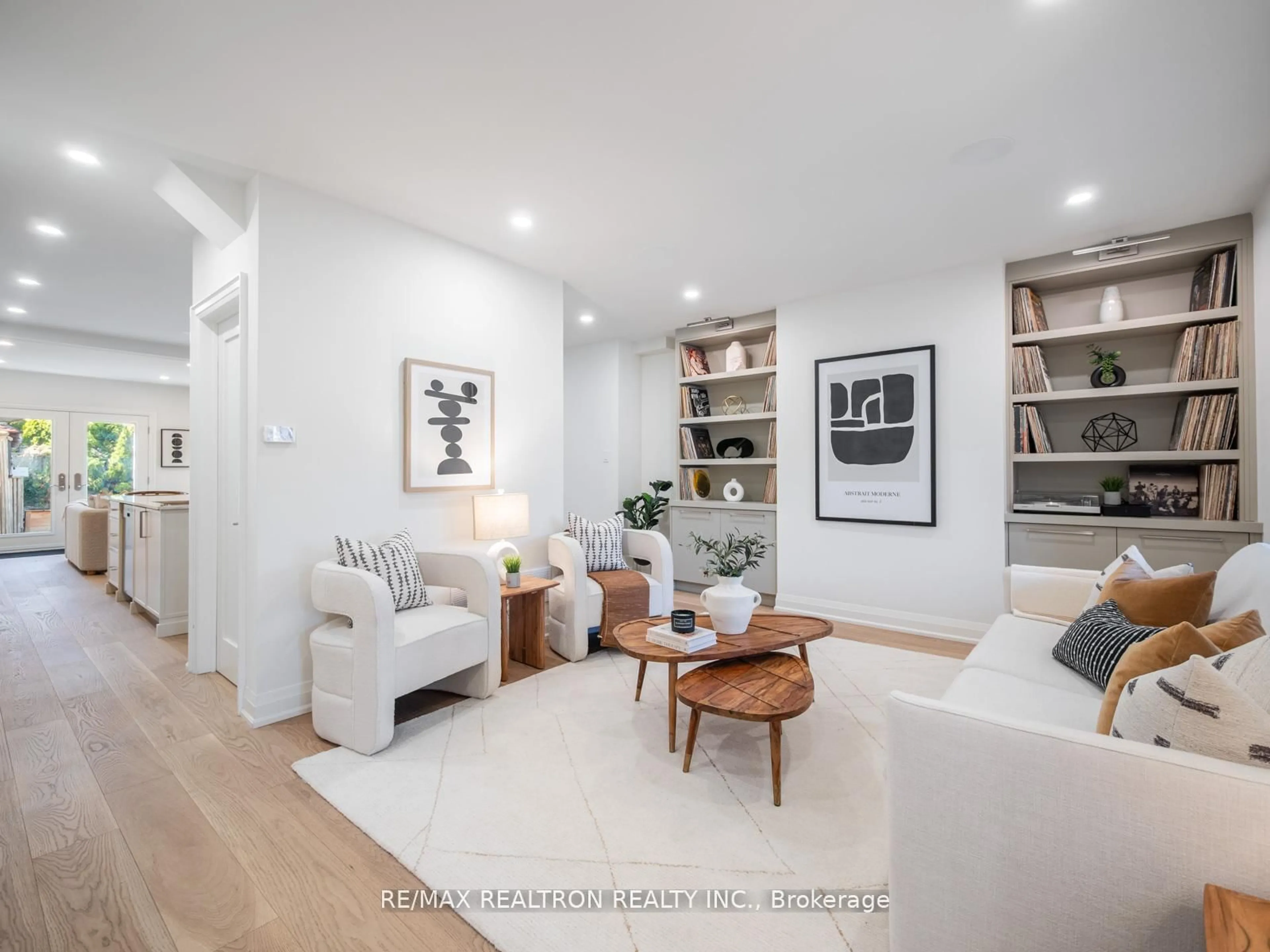 Living room with furniture, unknown for 400 Strathmore Blvd, Toronto Ontario M4C 1N5