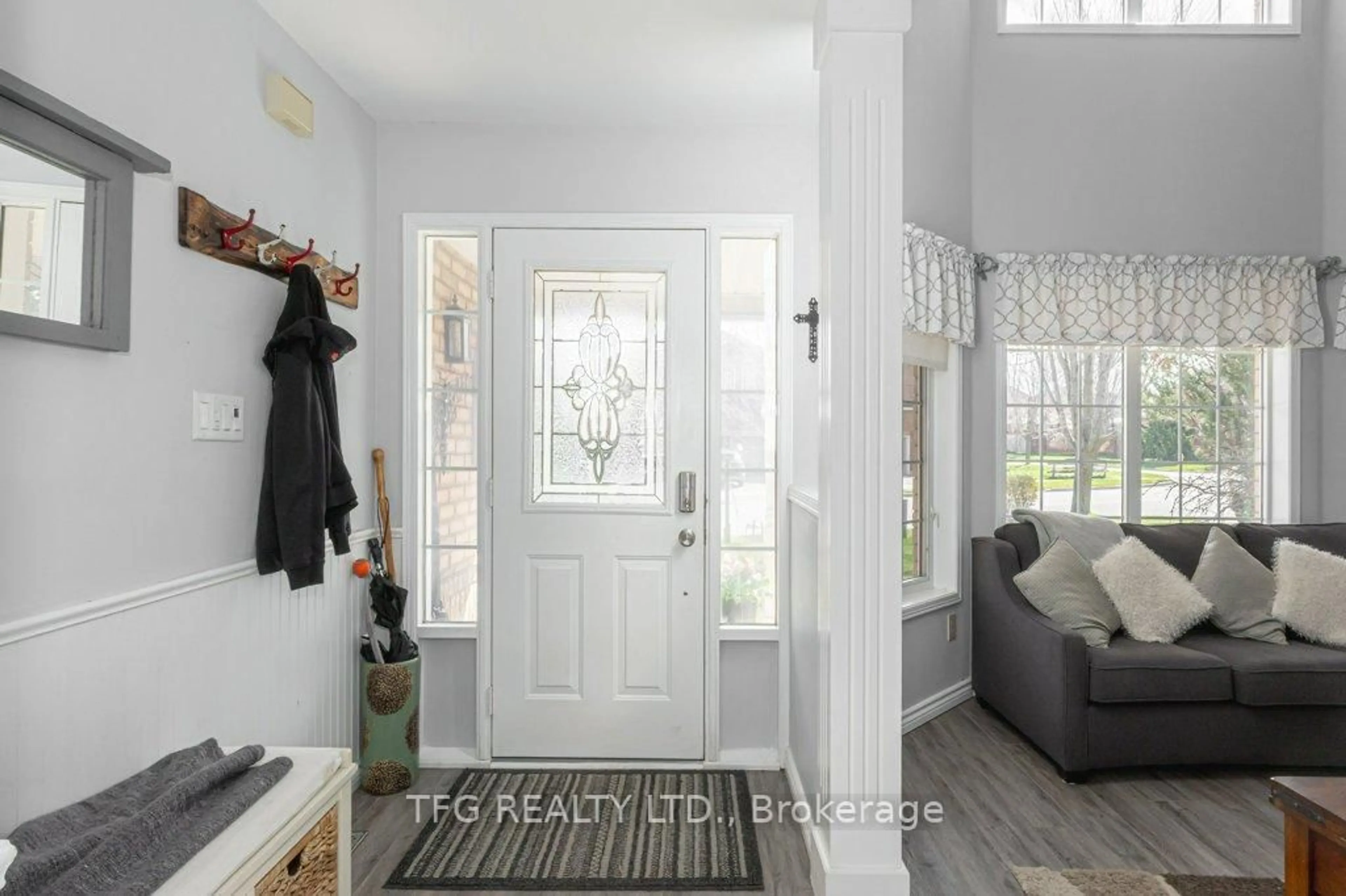 Indoor entryway for 56 Perryview Dr, Scugog Ontario L9L 1T5