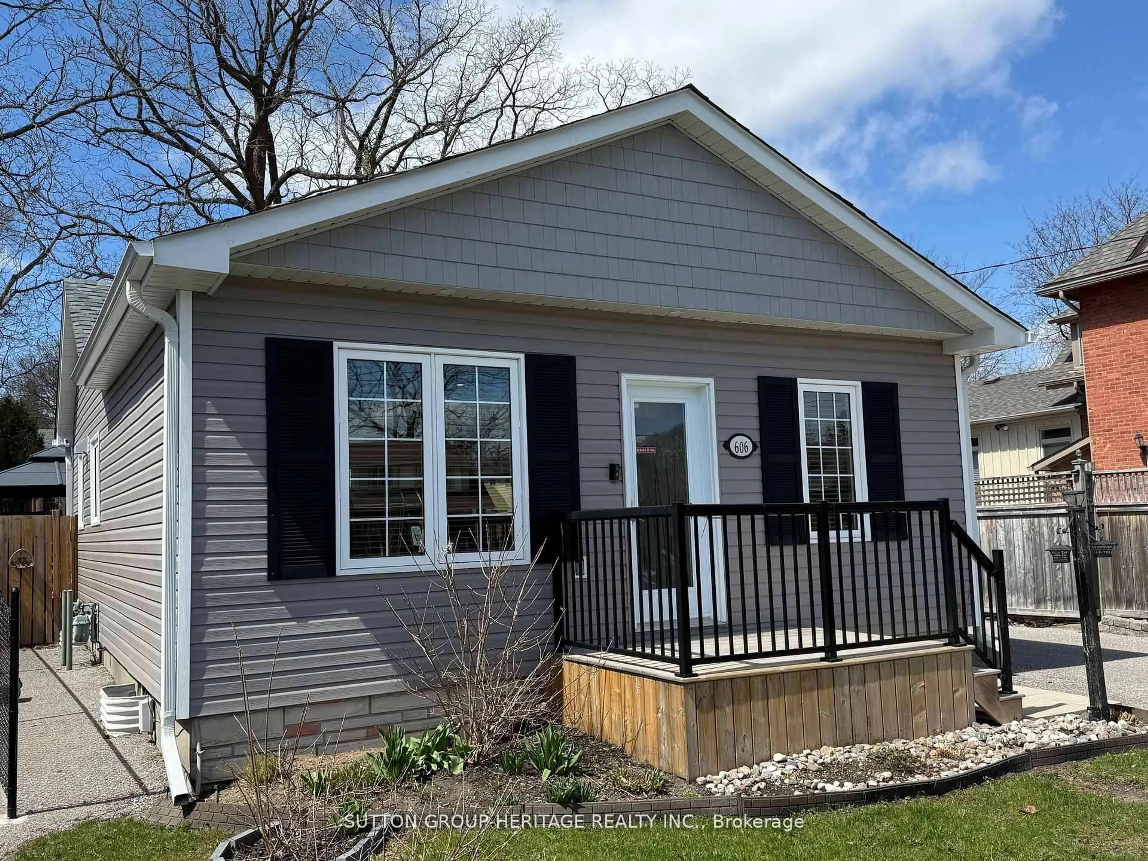 Home with vinyl exterior material, street for 606 Brock St, Whitby Ontario L1N 4K9