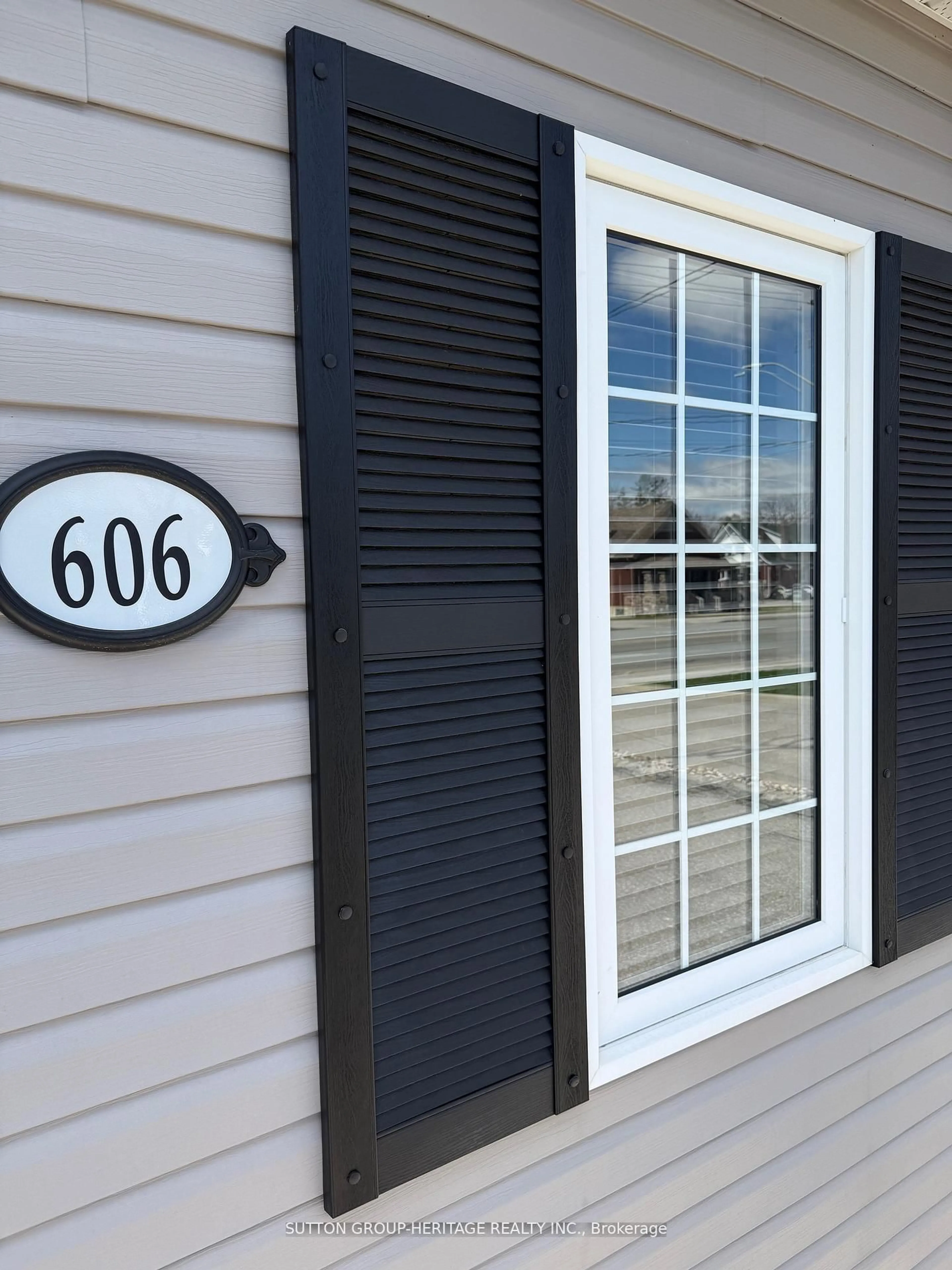 Home with vinyl exterior material, street for 606 Brock St, Whitby Ontario L1N 4K9