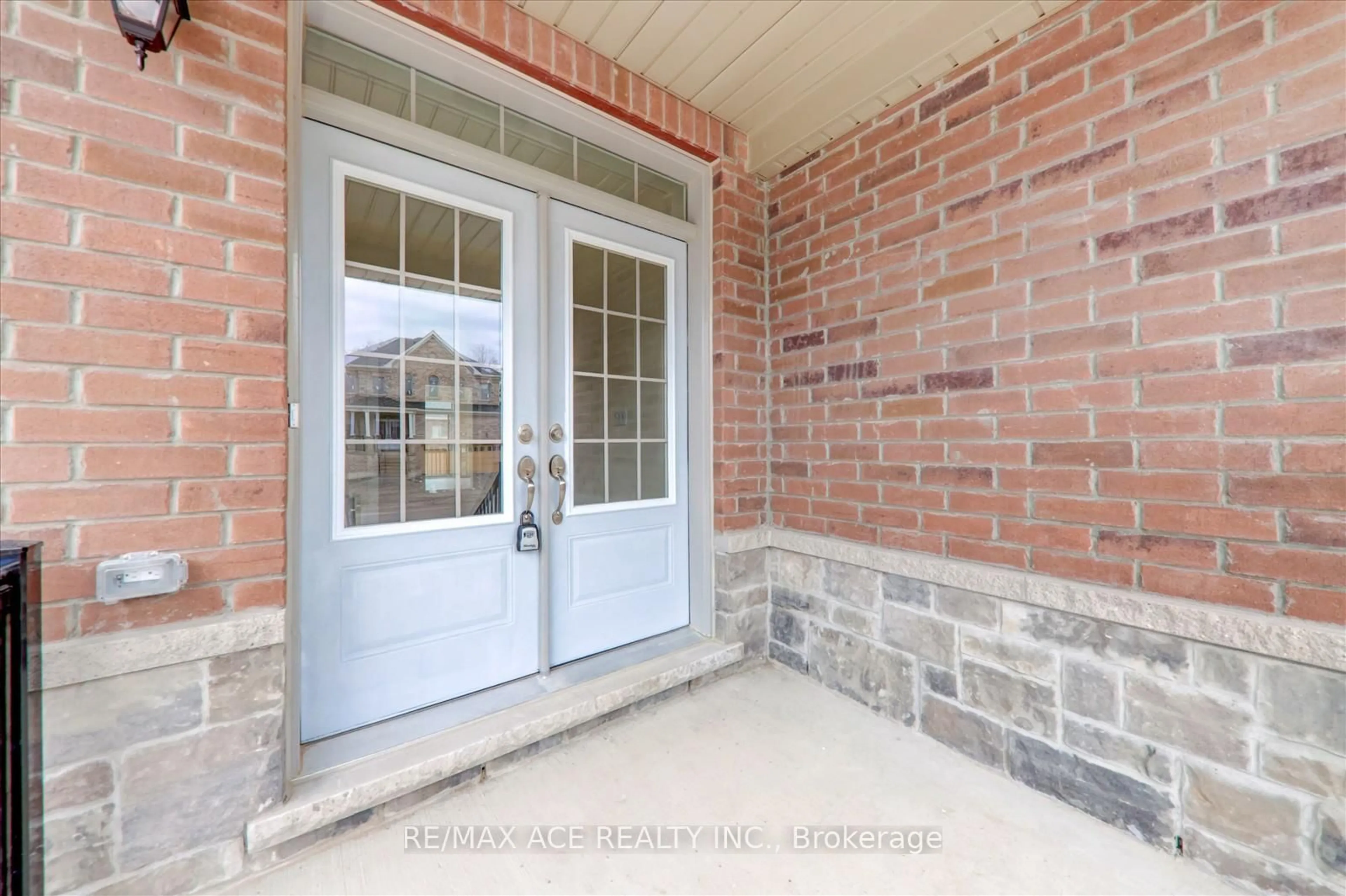 Indoor entryway for 41 North Garden Blvd, Scugog Ontario L9L 0C9