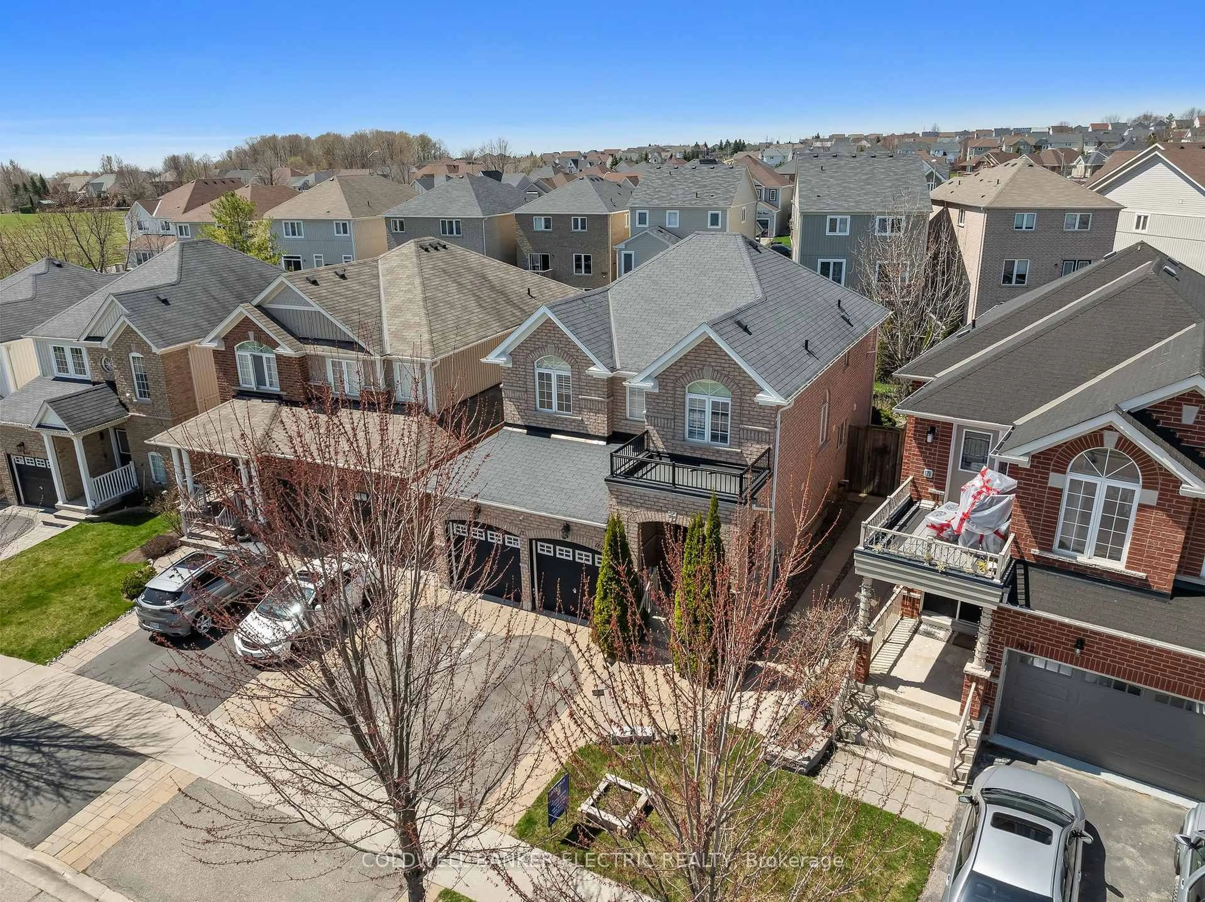 A pic from outside/outdoor area/front of a property/back of a property/a pic from drone, city buildings view from balcony for 1616 Glenbourne Dr, Oshawa Ontario L1K 0G2