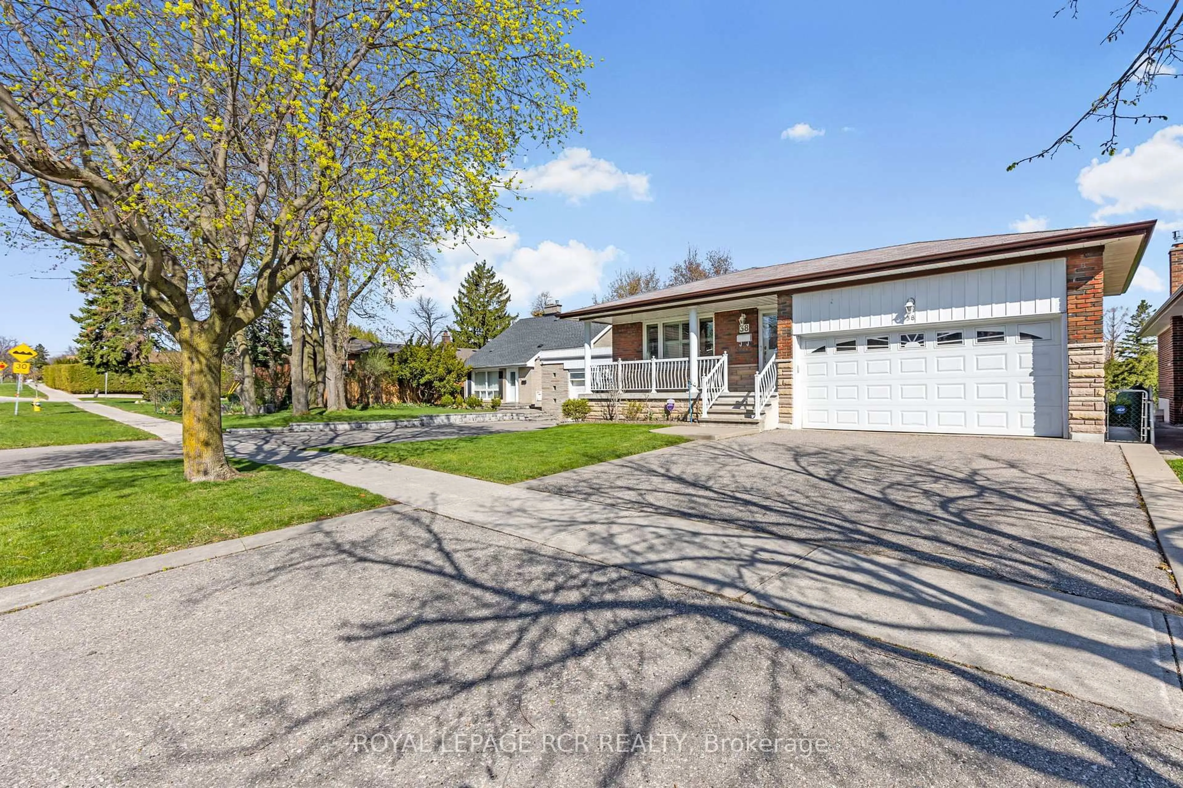 A pic from outside/outdoor area/front of a property/back of a property/a pic from drone, street for 38 Scarden Ave, Toronto Ontario M1T 1W1
