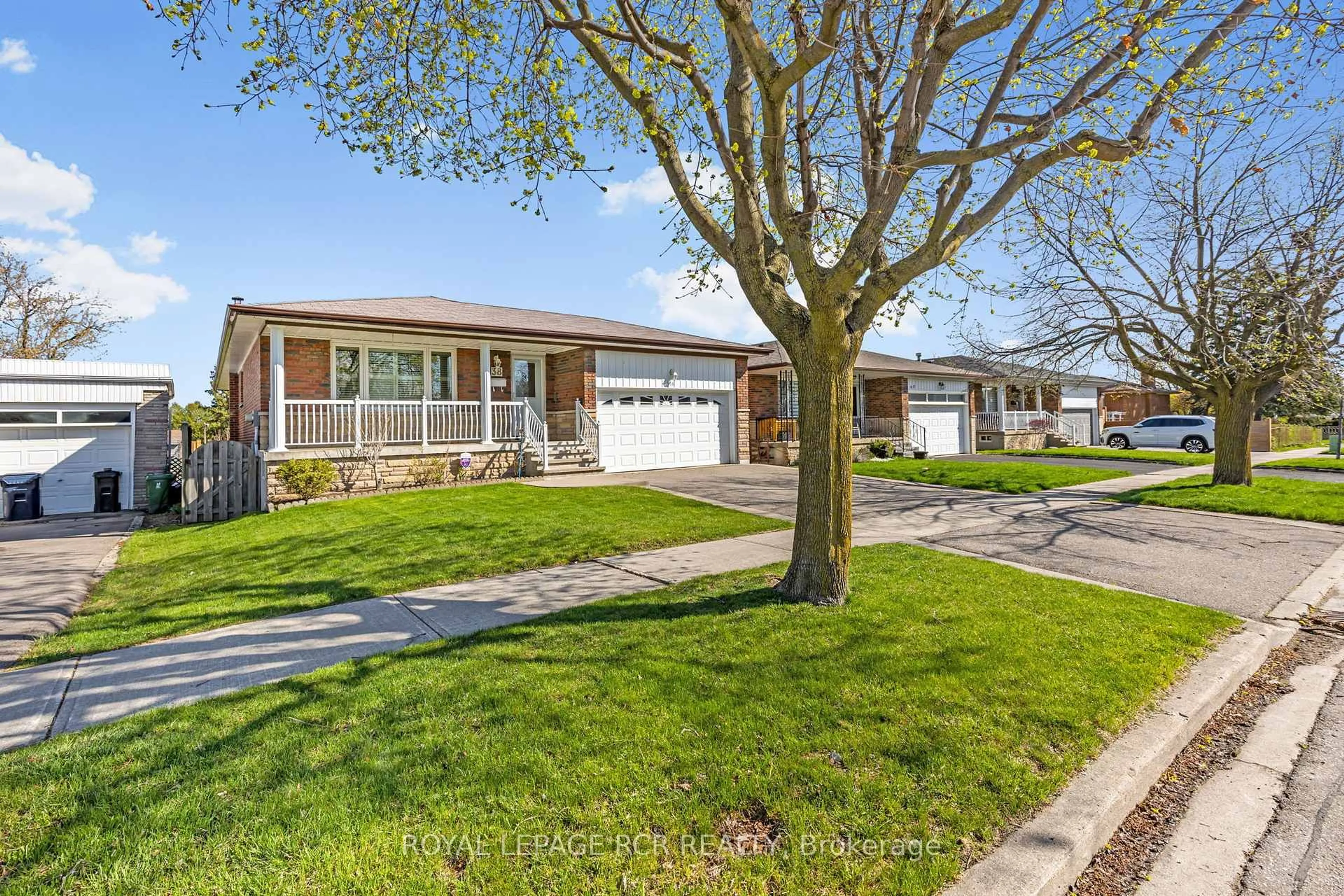 Home with vinyl exterior material, street for 38 Scarden Ave, Toronto Ontario M1T 1W1
