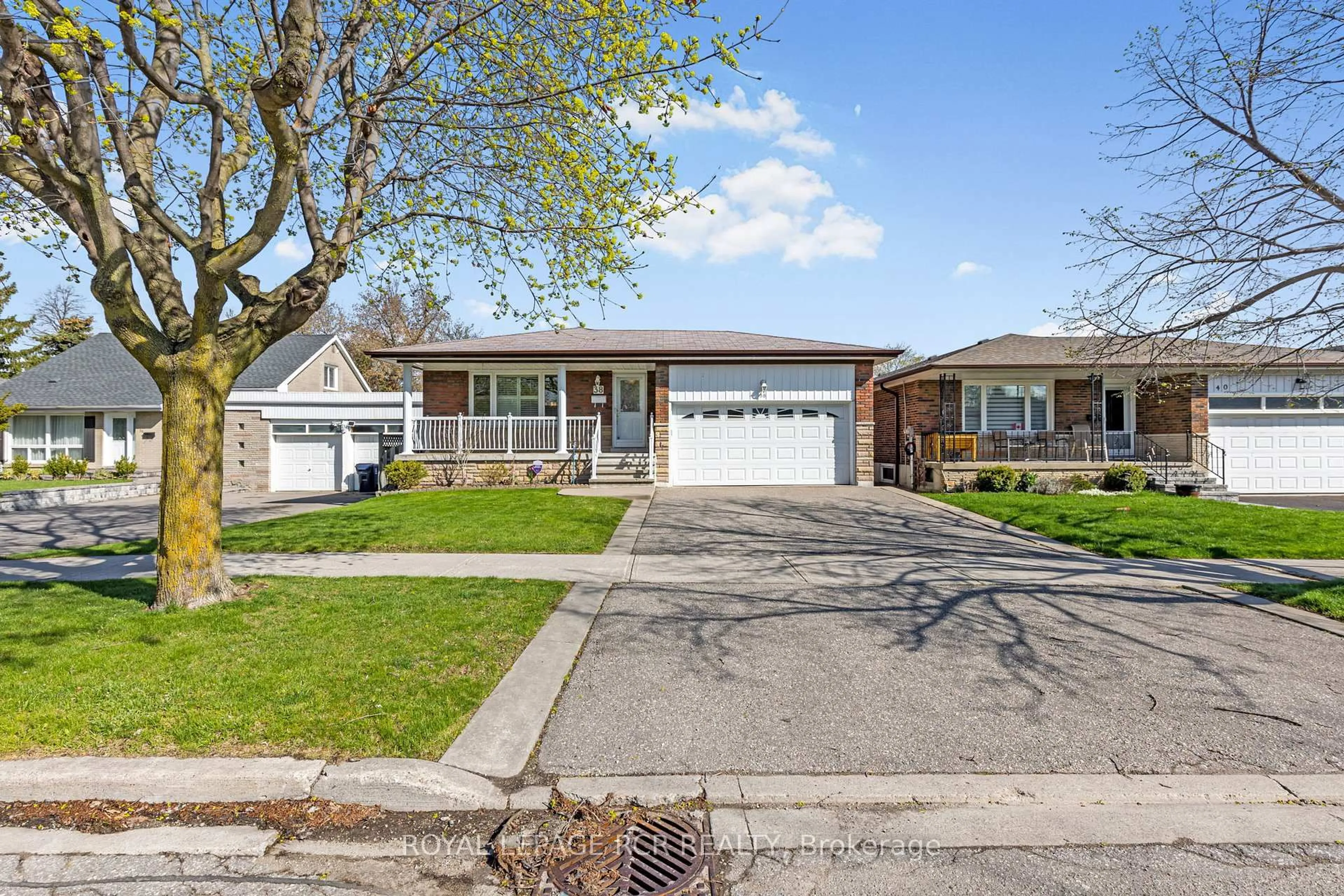Home with vinyl exterior material, street for 38 Scarden Ave, Toronto Ontario M1T 1W1