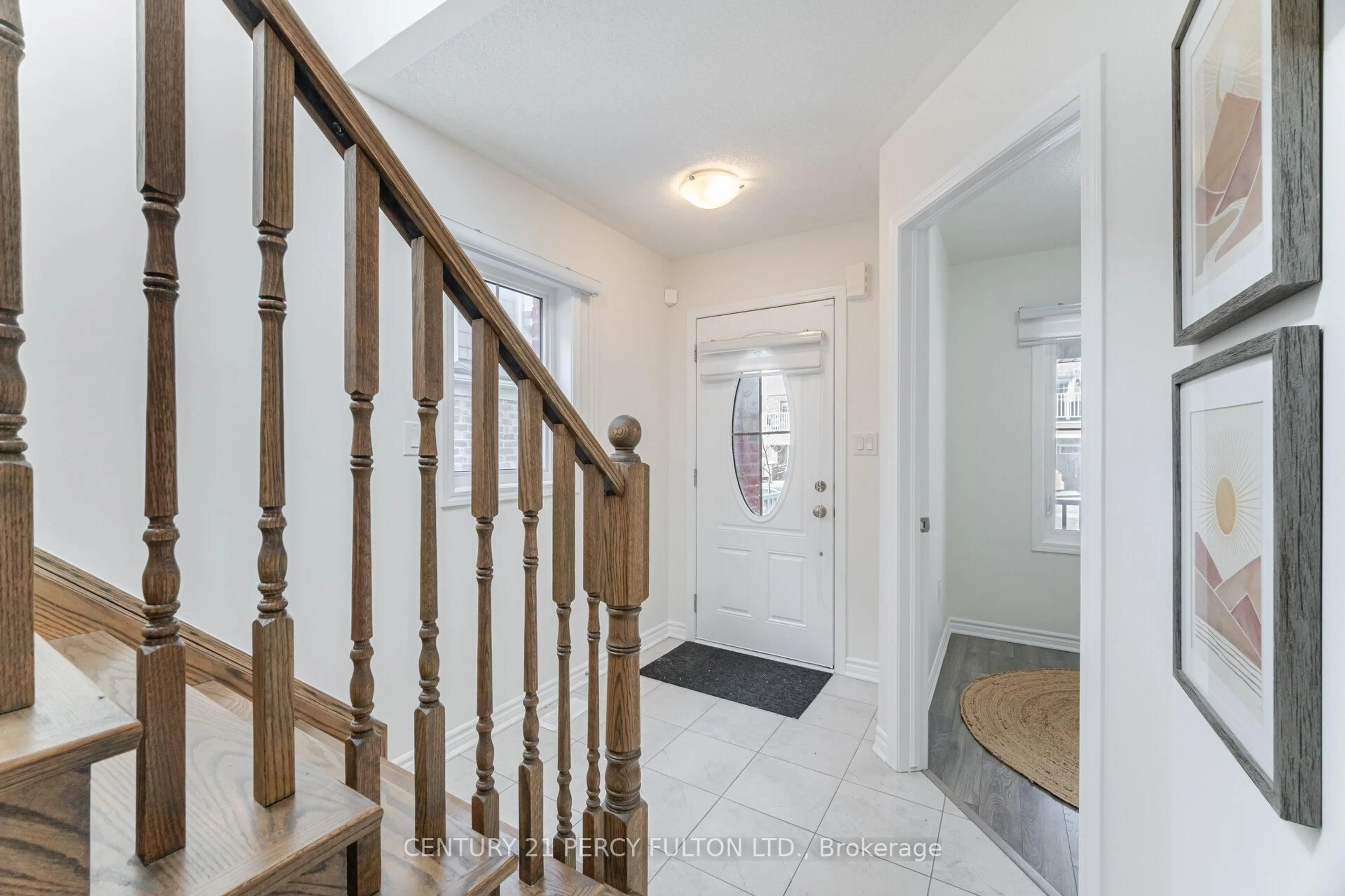 Indoor entryway for 1029 Dragonfly Ave, Pickering Ontario L1X 2R4