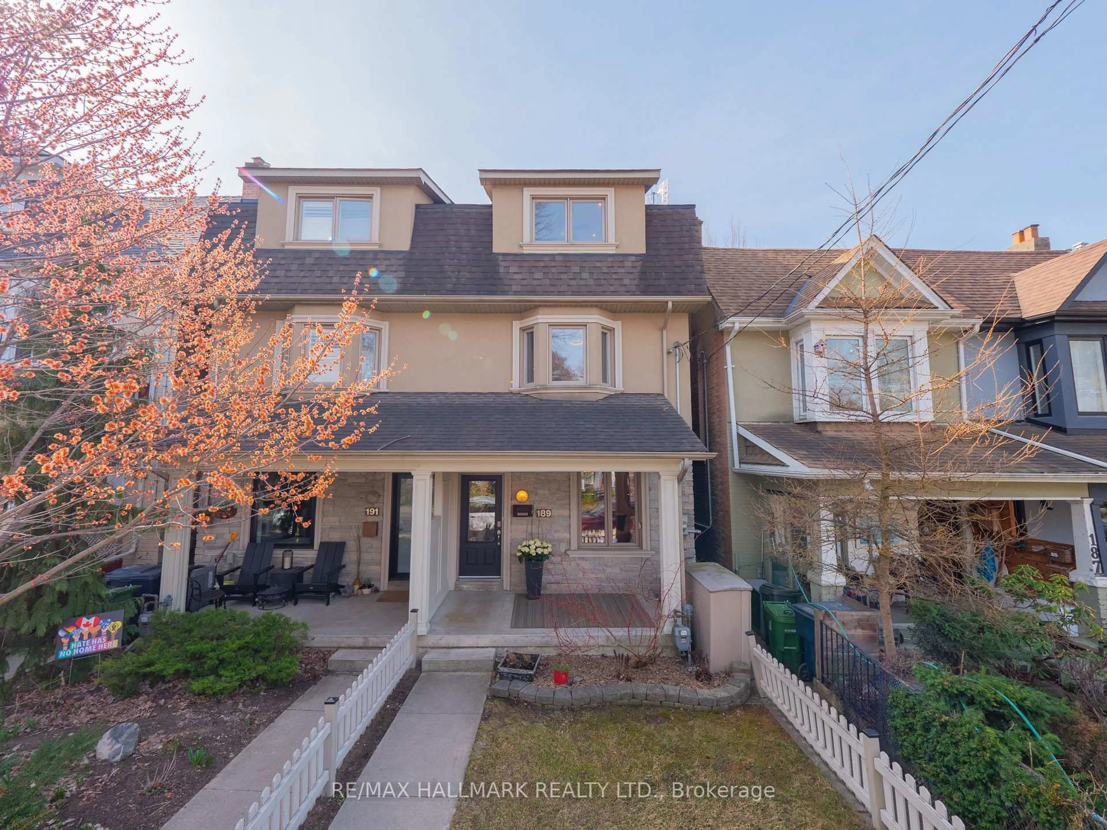 A pic from outside/outdoor area/front of a property/back of a property/a pic from drone, street for 189 Riverdale Ave, Toronto Ontario M4K 1C4