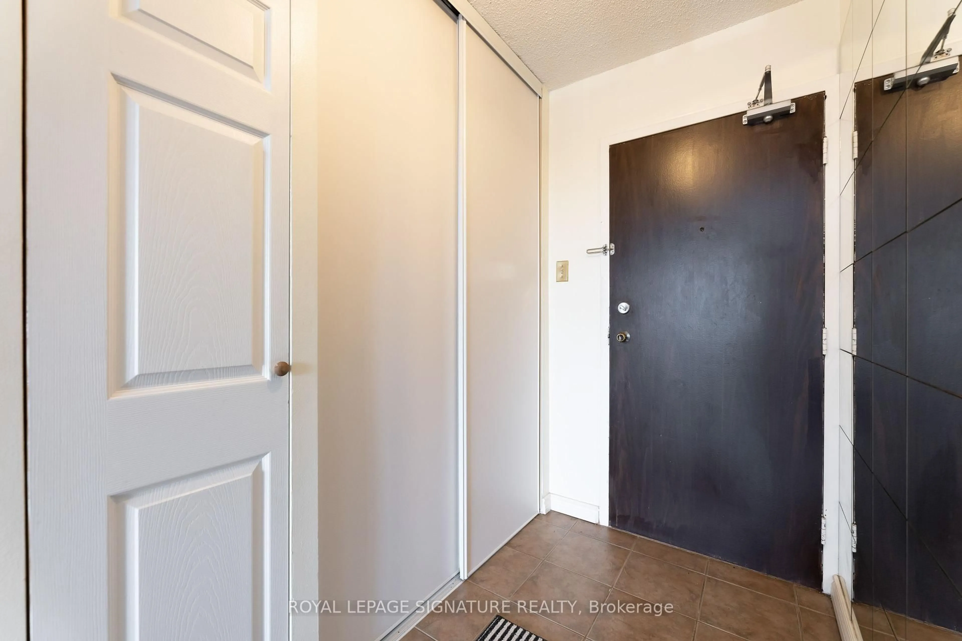 Indoor entryway for 15 Torrance Rd #207, Toronto Ontario M1J 3K2
