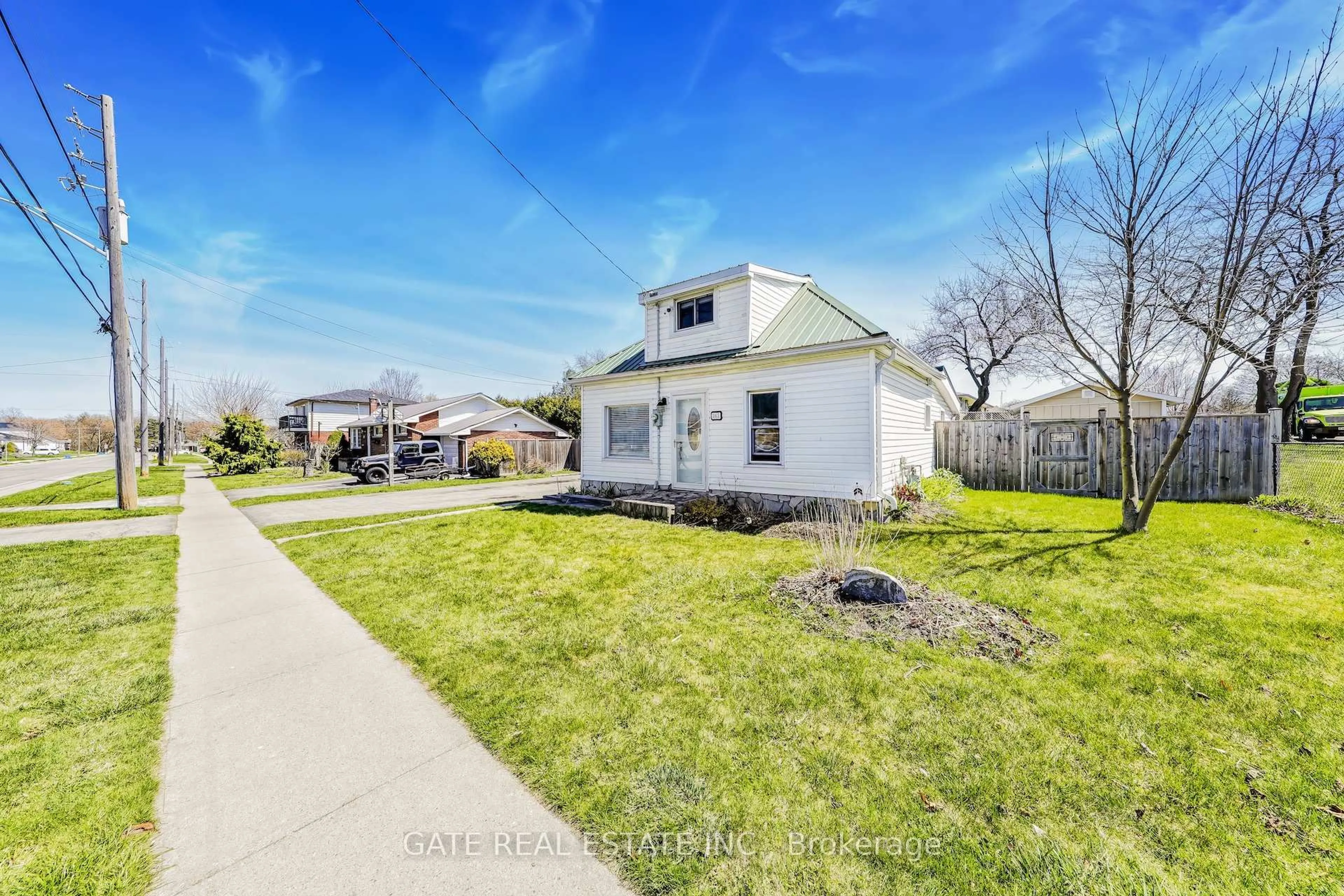 A pic from outside/outdoor area/front of a property/back of a property/a pic from drone, street for 363 Annapolis Ave, Oshawa Ontario L1J 2Y3