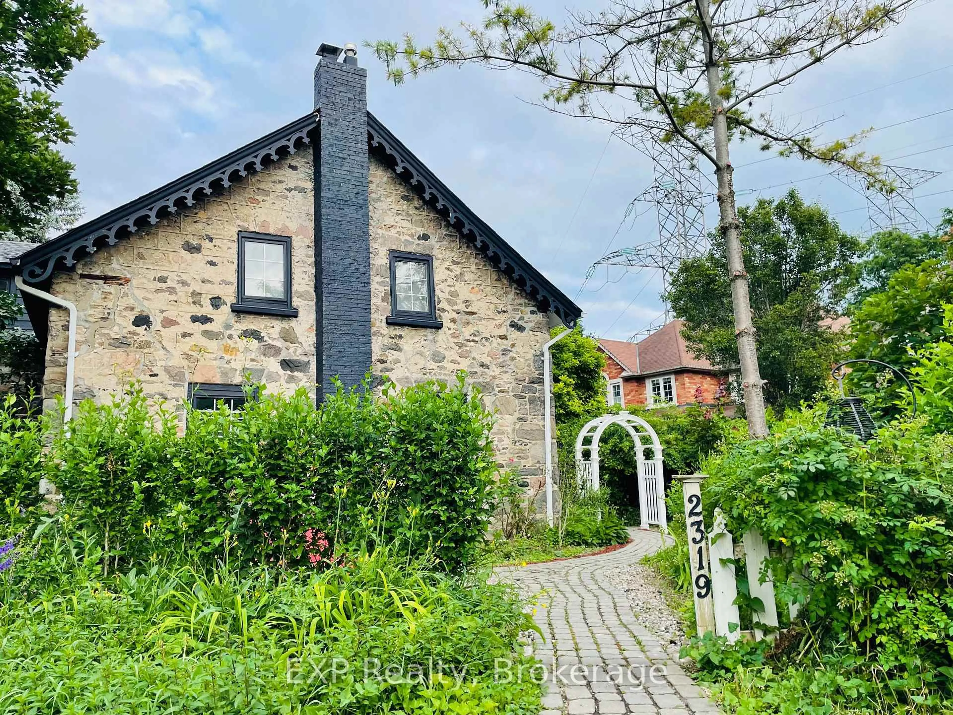 A pic from outside/outdoor area/front of a property/back of a property/a pic from drone, street for 2319 Wildwood Cres, Pickering Ontario L1X 2N1