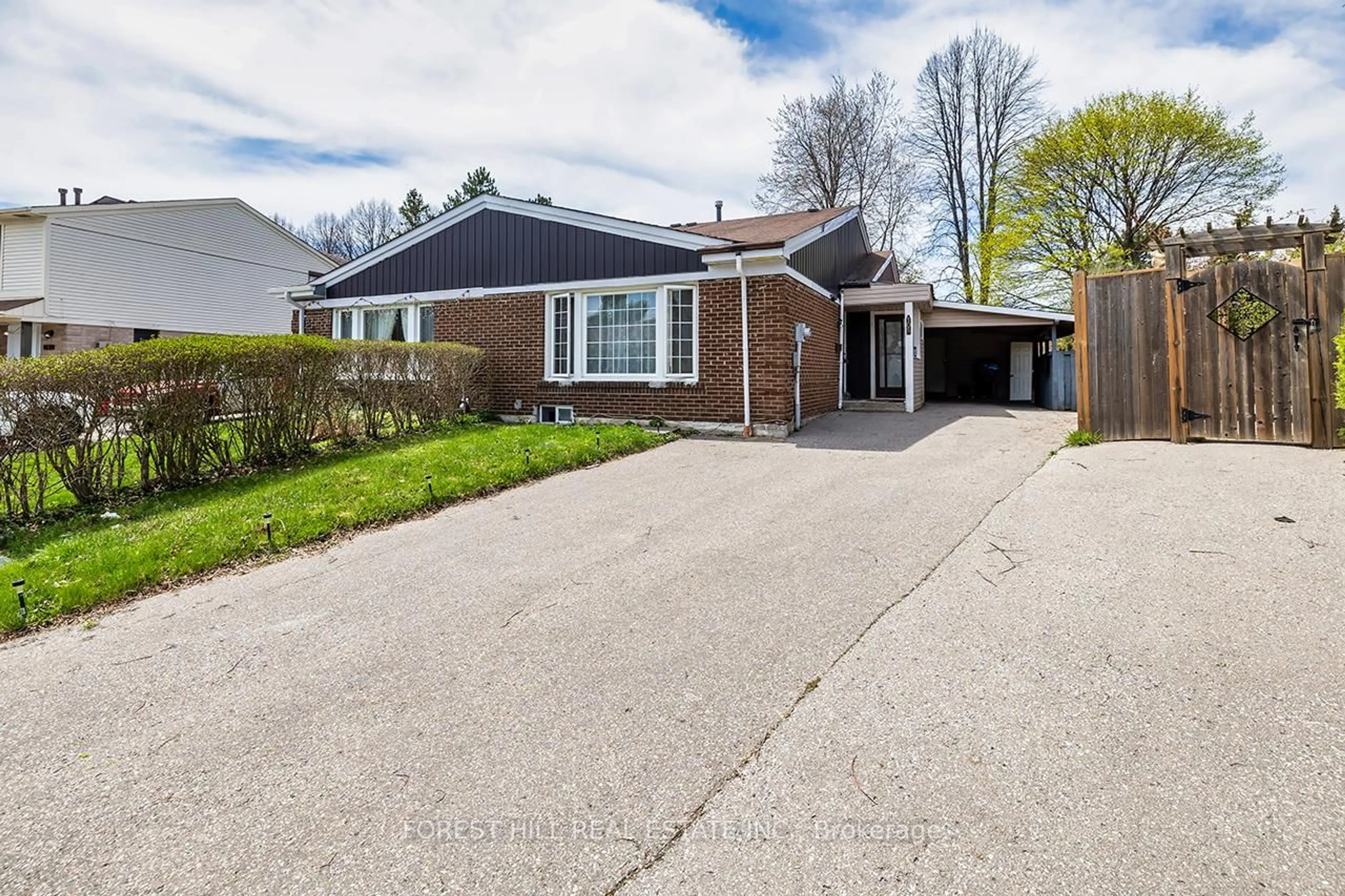 A pic from outside/outdoor area/front of a property/back of a property/a pic from drone, street for 105 Parsell Sq, Toronto Ontario M1B 2A5