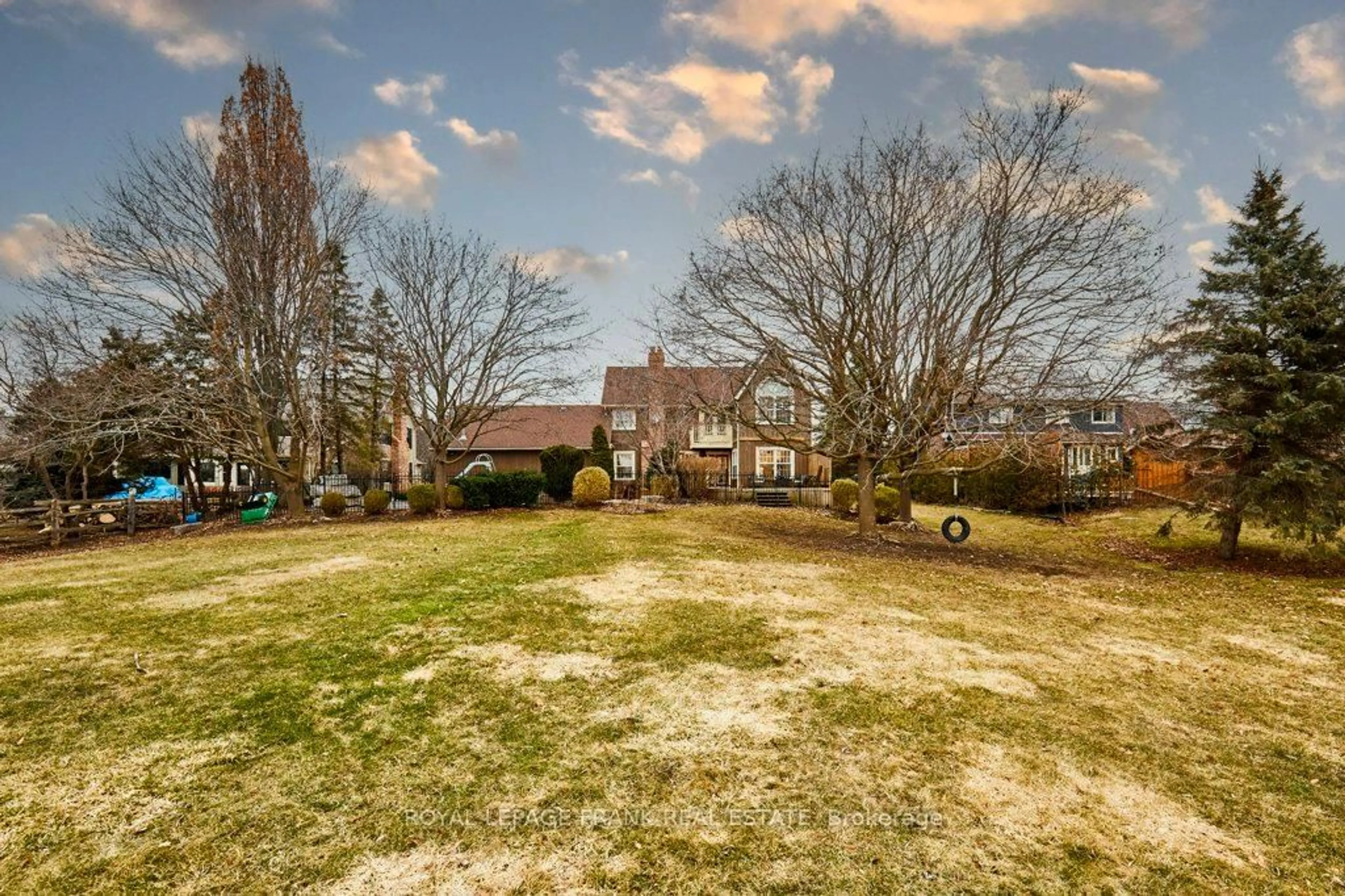 A pic from outside/outdoor area/front of a property/back of a property/a pic from drone, mountain view for 1645 Acorn Lane, Pickering Ontario L1Y 1A7